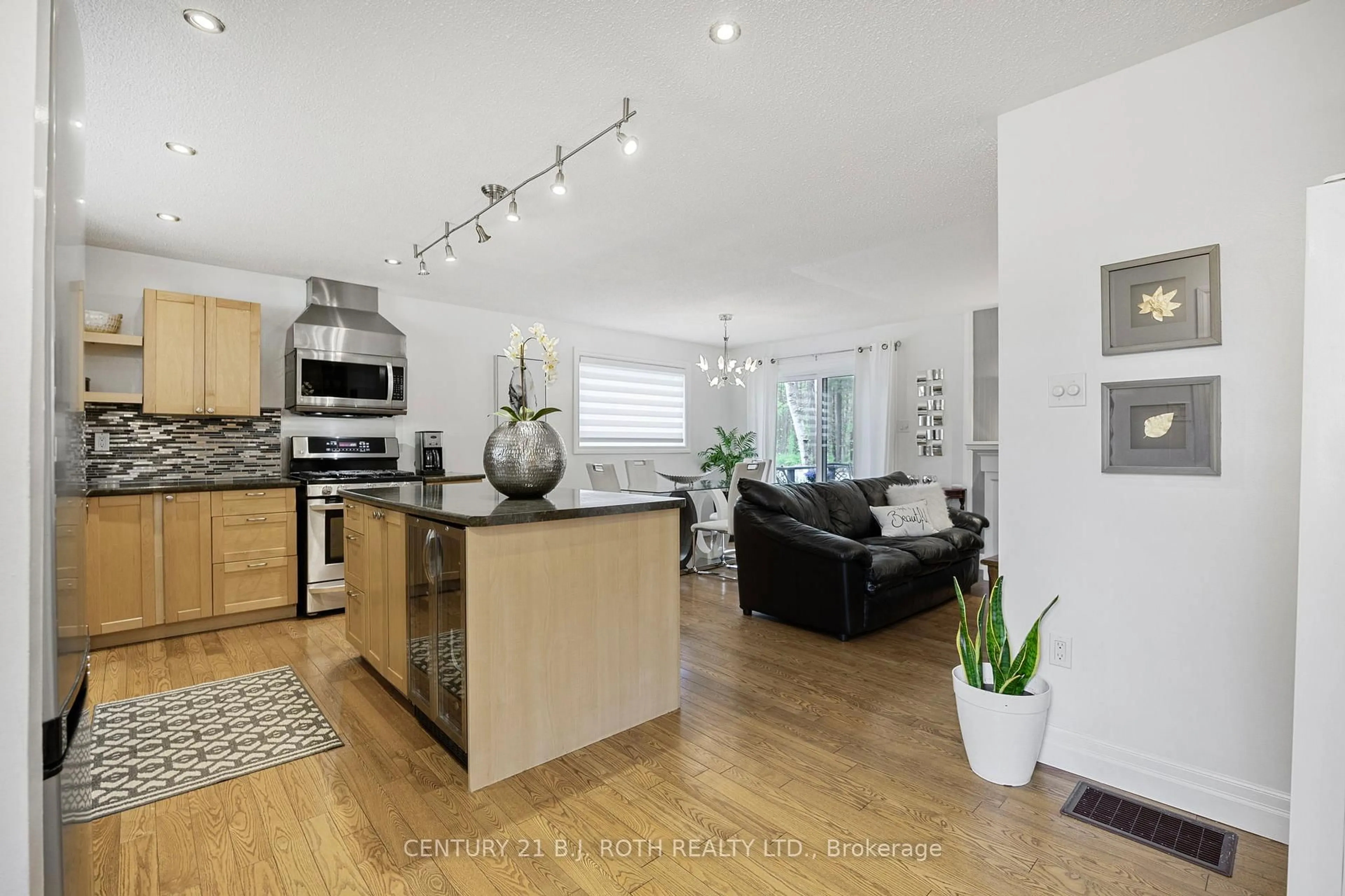 Open concept kitchen, wood/laminate floor for 10 Allen Dr, Wasaga Beach Ontario L9Z 1K5