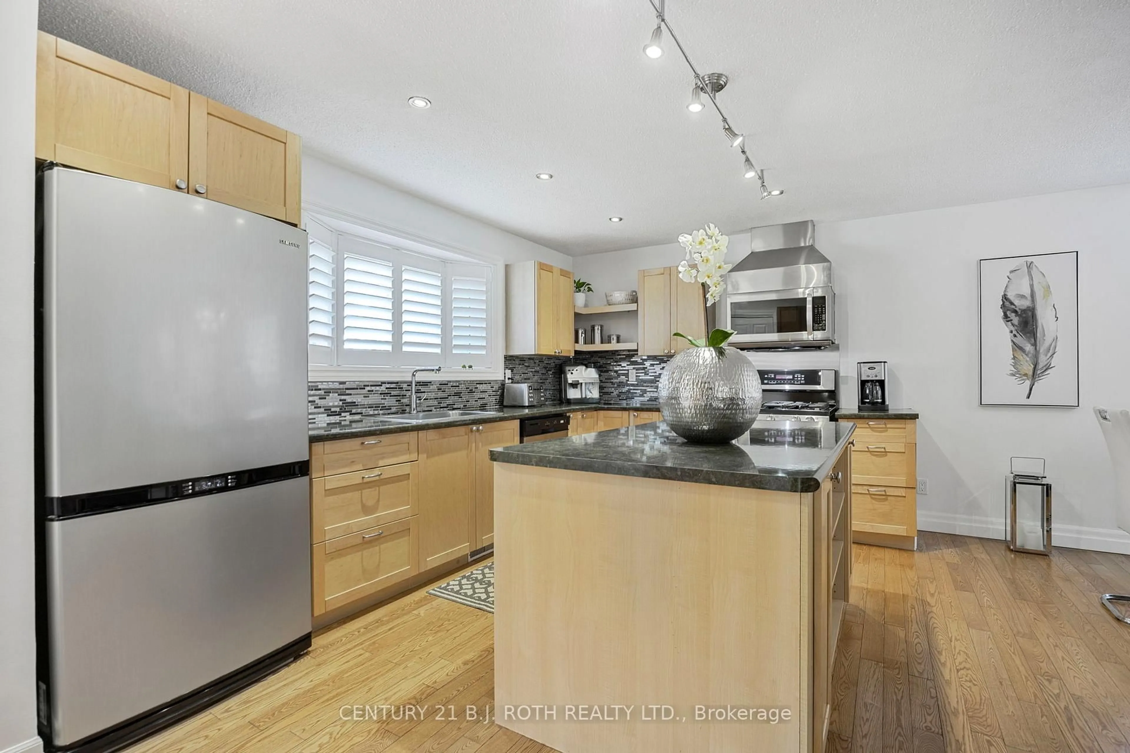 Open concept kitchen, unknown for 10 Allen Dr, Wasaga Beach Ontario L9Z 1K5