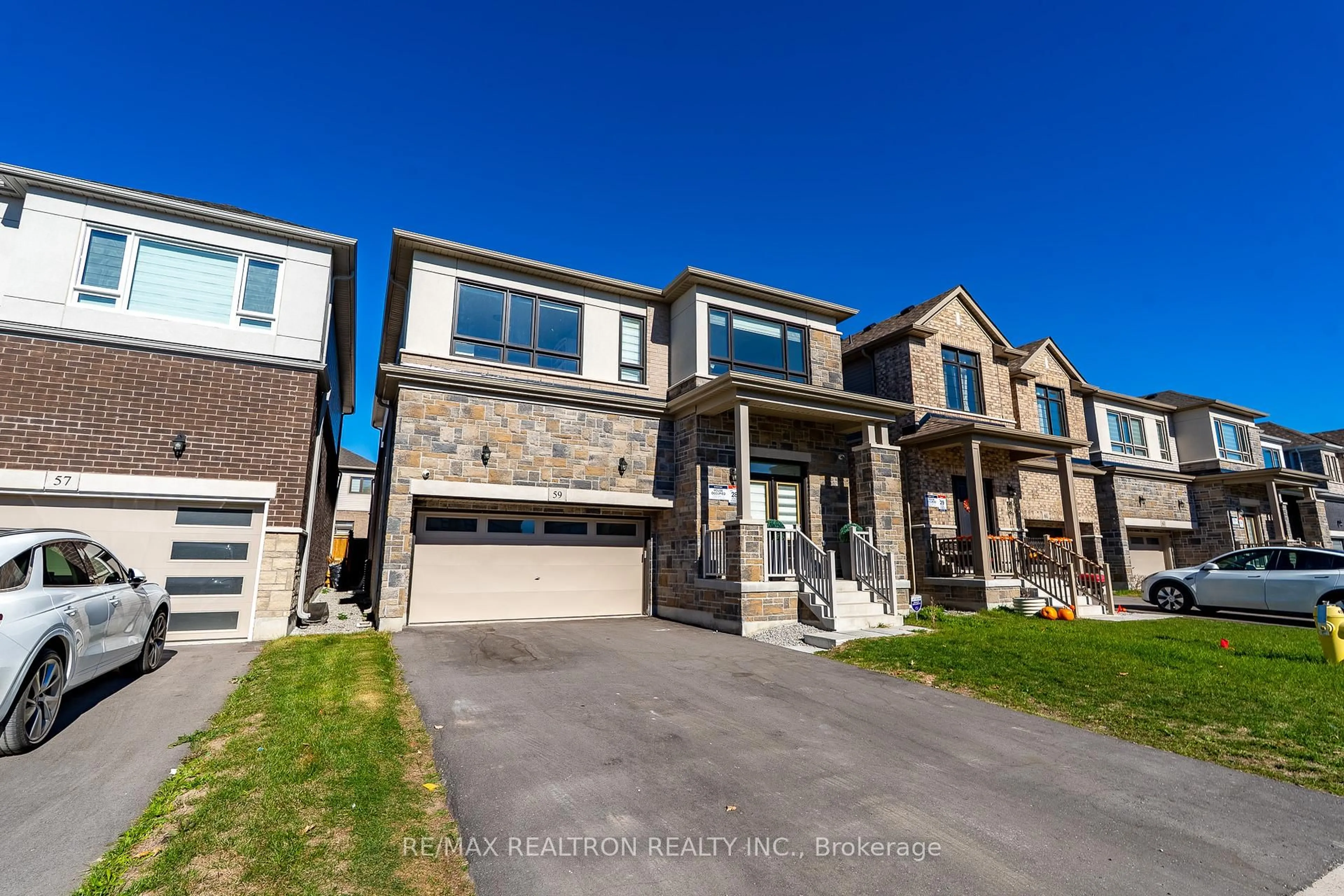 A pic from outside/outdoor area/front of a property/back of a property/a pic from drone, street for 59 Gemini Dr, Barrie Ontario L9J 0P8