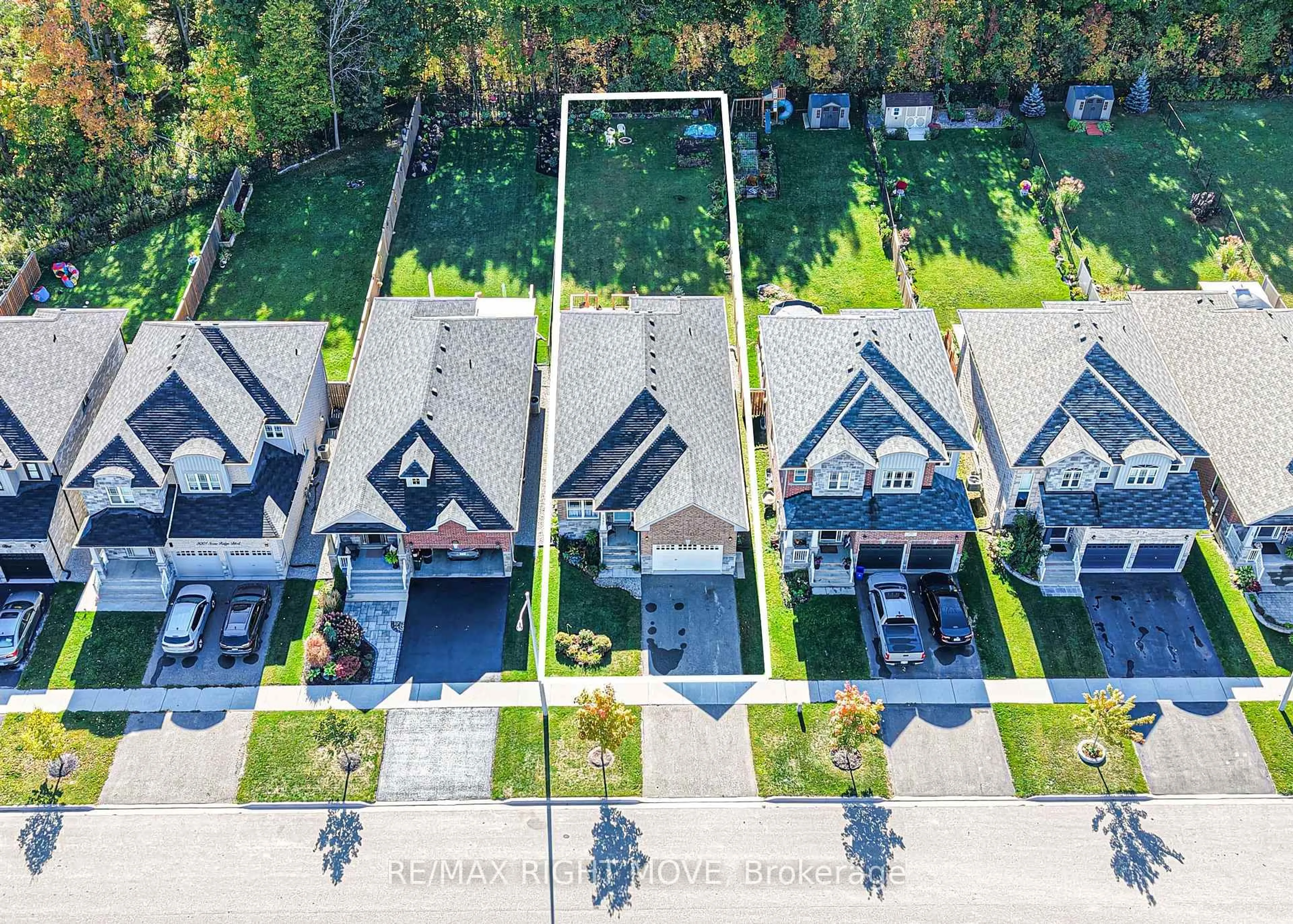 A pic from outside/outdoor area/front of a property/back of a property/a pic from drone, street for 2997 Stone Ridge Blvd, Orillia Ontario L3V 8J5