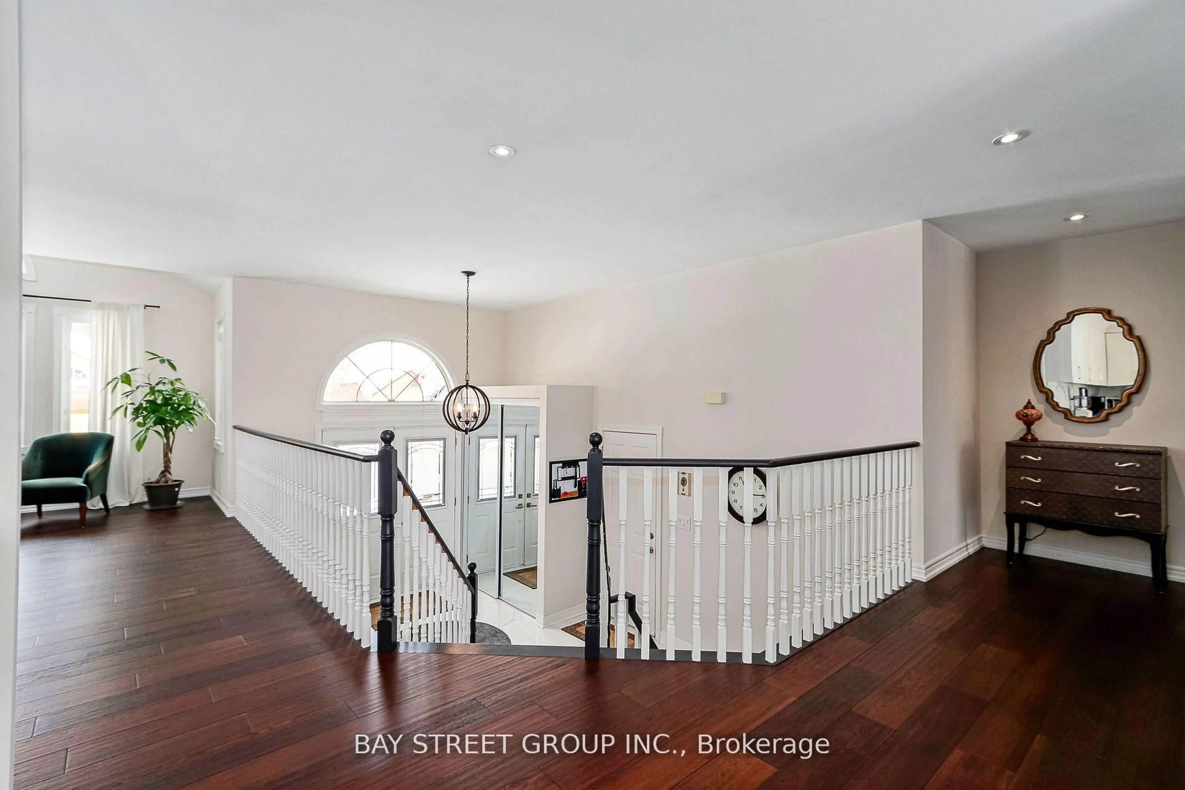 Indoor foyer for 469 Ramblewood Dr, Wasaga Beach Ontario L9Z 1P6
