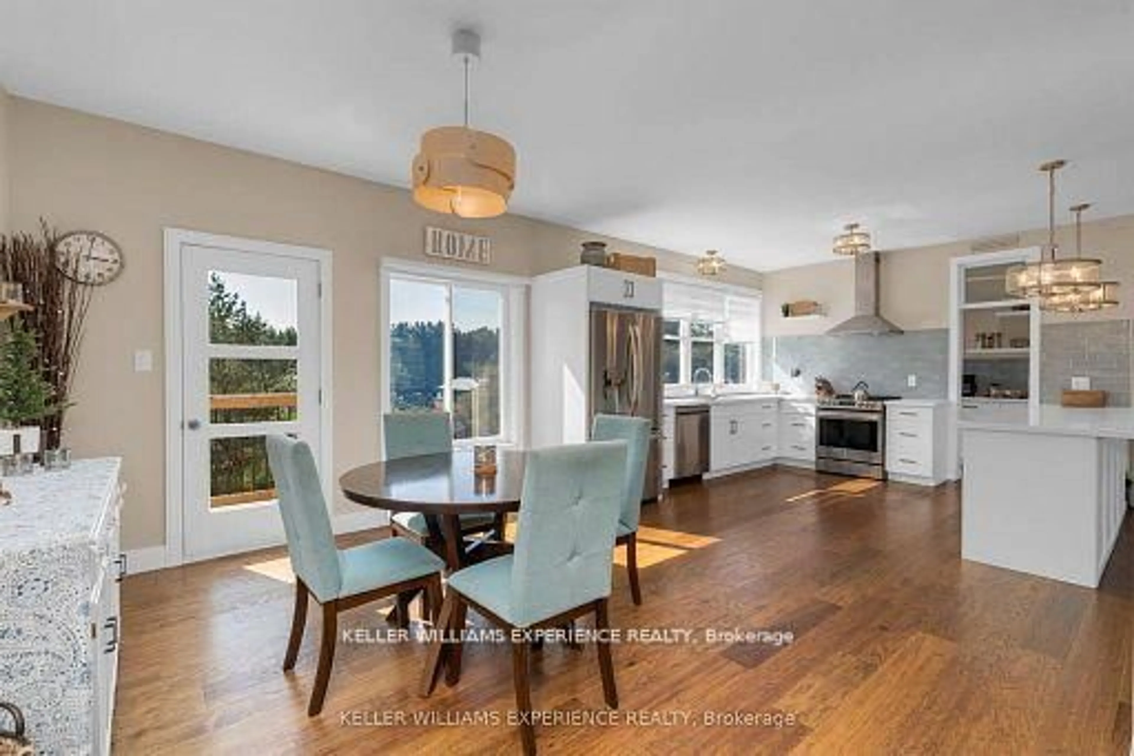 Open concept kitchen, wood/laminate floor for 153 Rue Eric, Tiny Ontario L9M 0H1