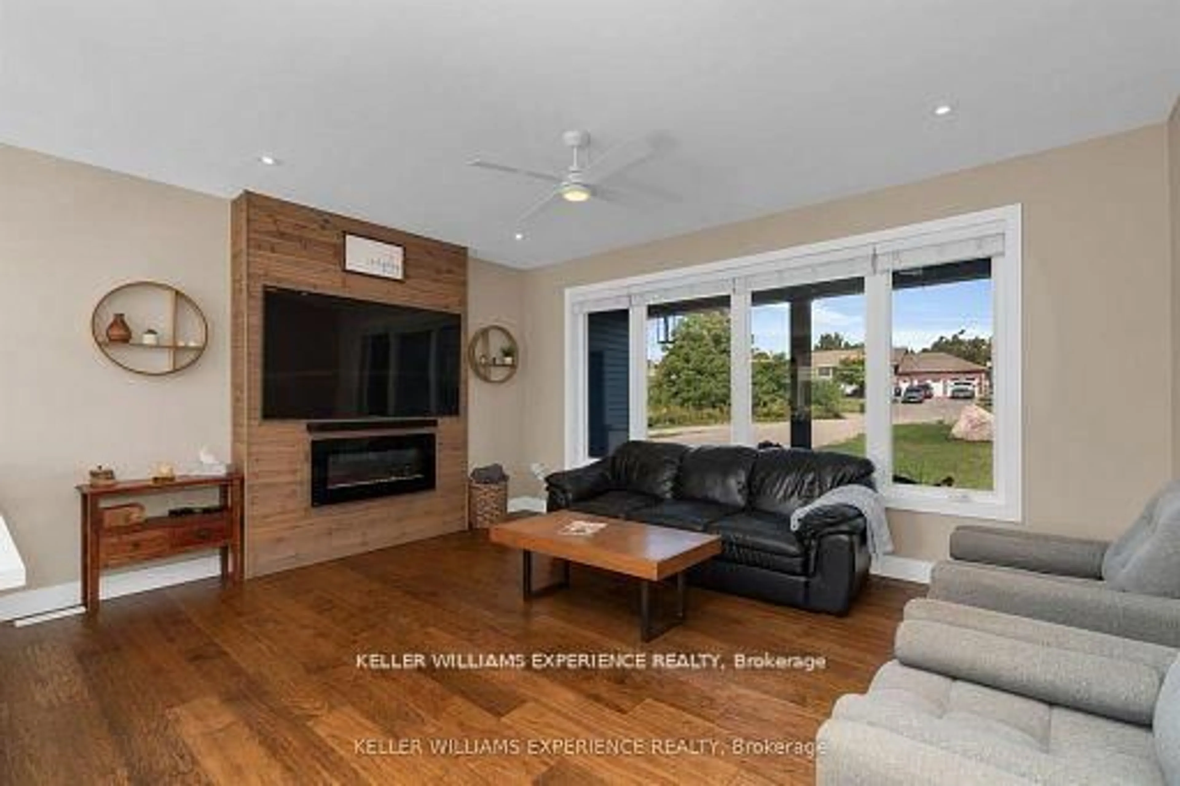 Living room with furniture, unknown for 153 Rue Eric, Tiny Ontario L9M 0H1