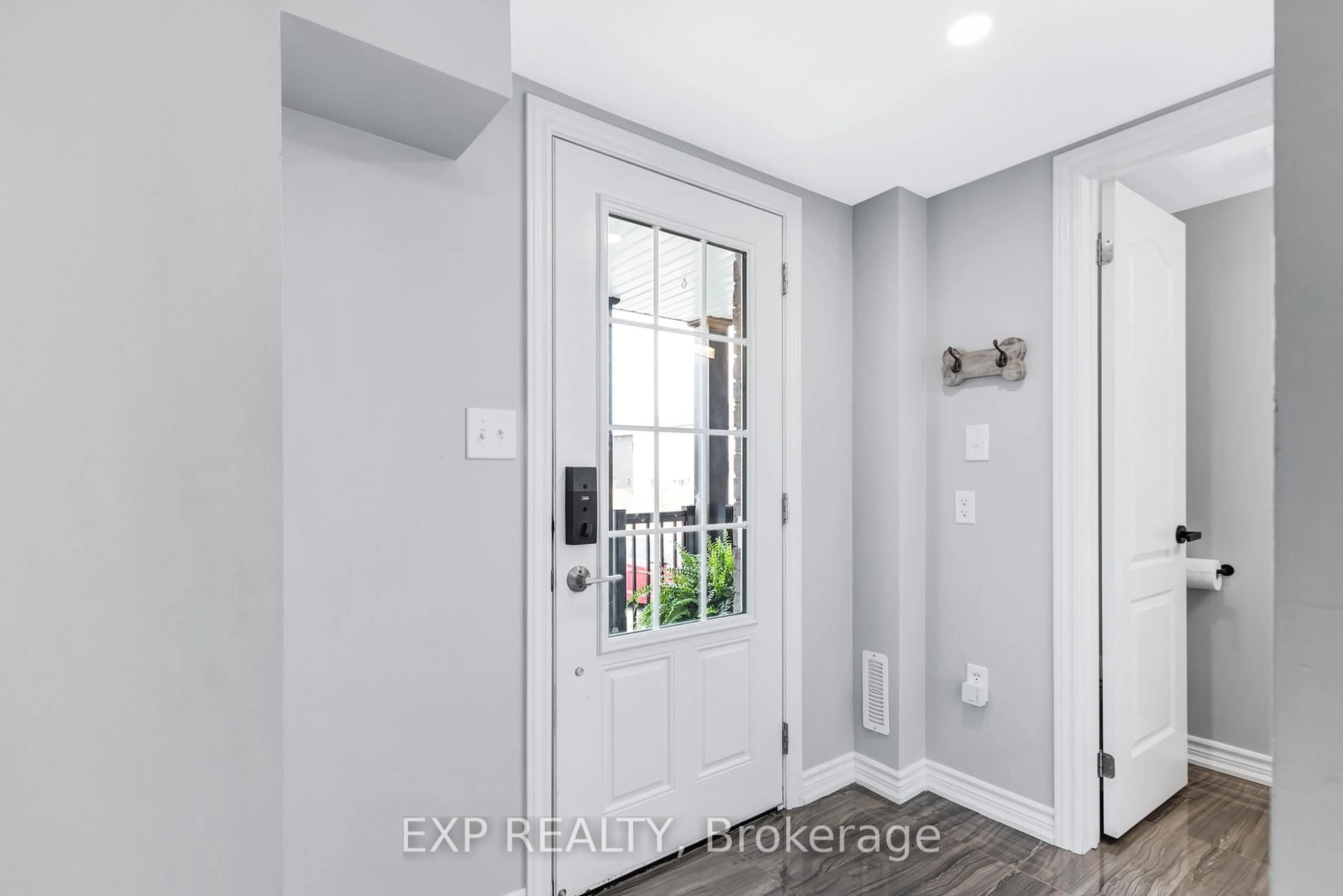 Indoor entryway for 11 Kodiak Terr, Barrie Ontario L9J 0J4