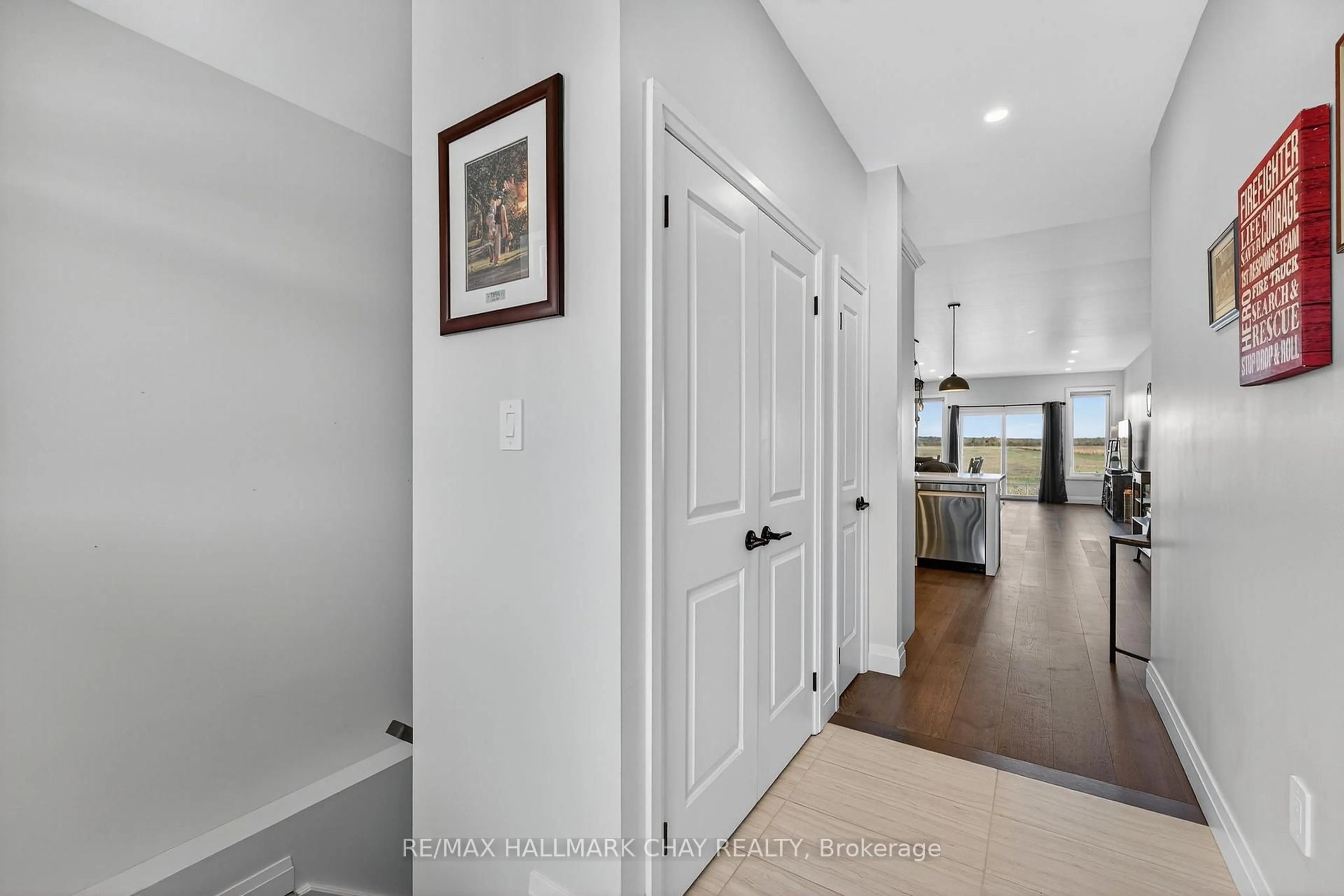 Indoor entryway for 138 Ritchie Cres, Springwater Ontario L0L 1P0