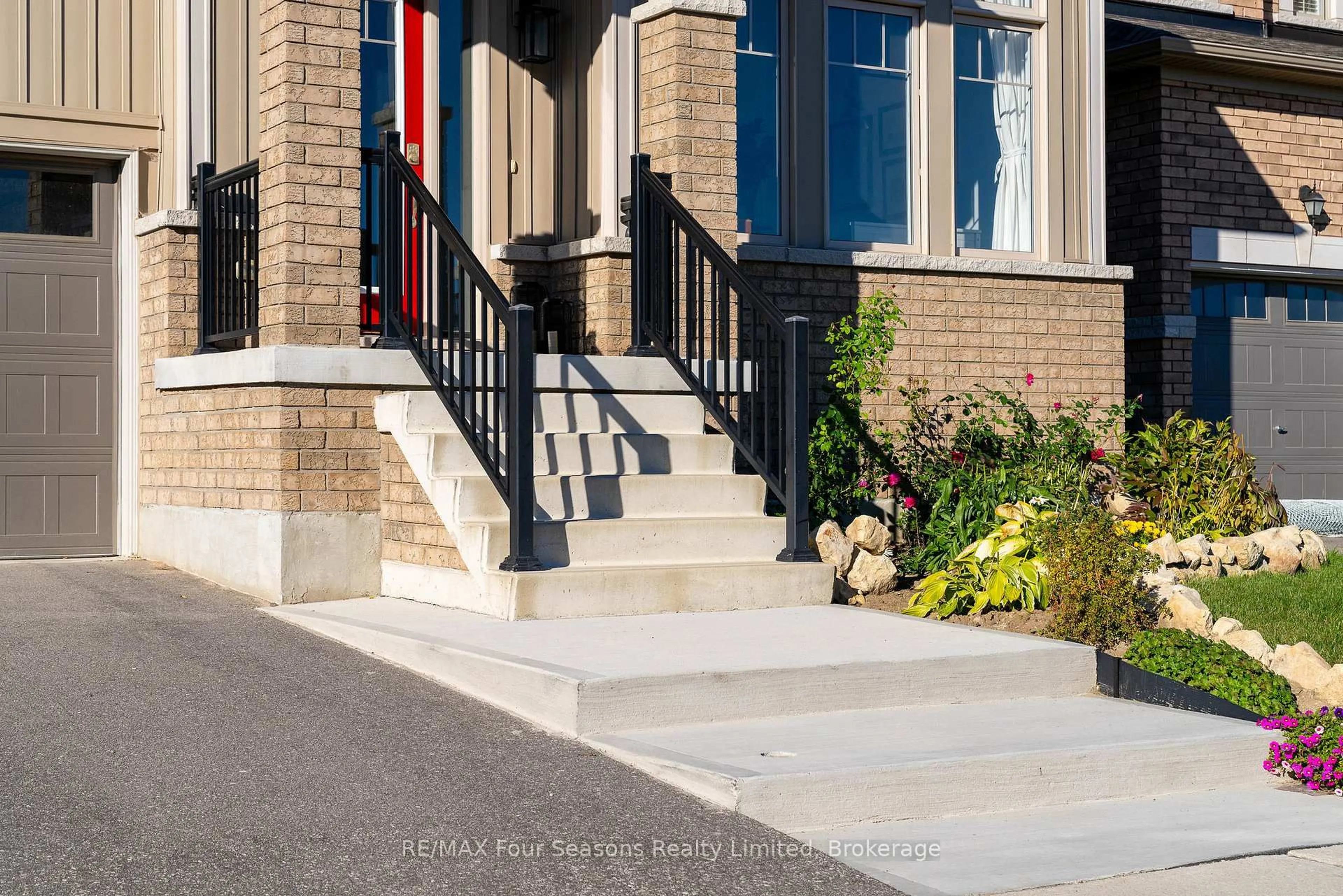 Stairs for 32 DEY Dr, Collingwood Ontario L9Y 2P7
