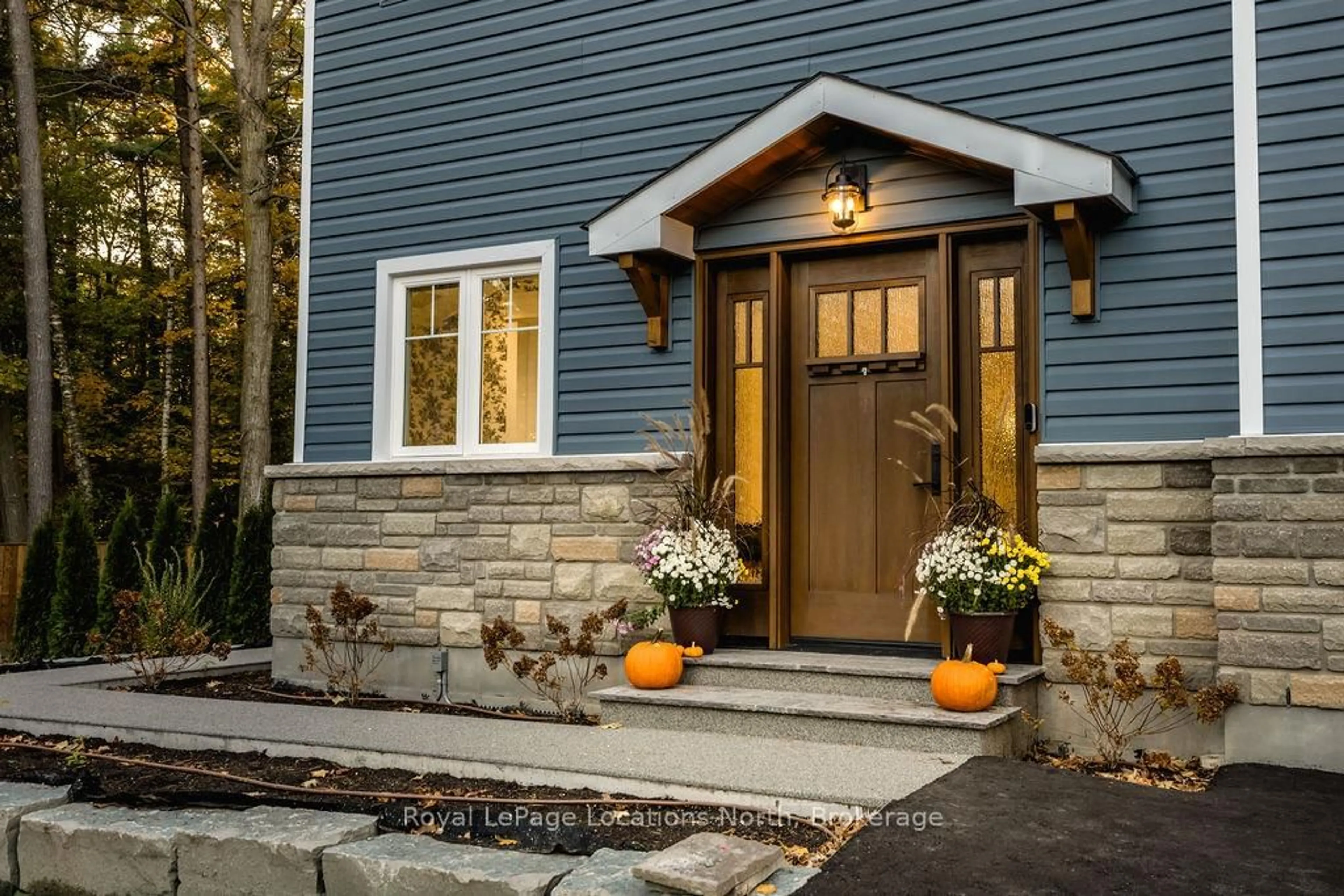 Indoor entryway for 545 Oxbow Park Dr, Wasaga Beach Ontario L9Z 2T9