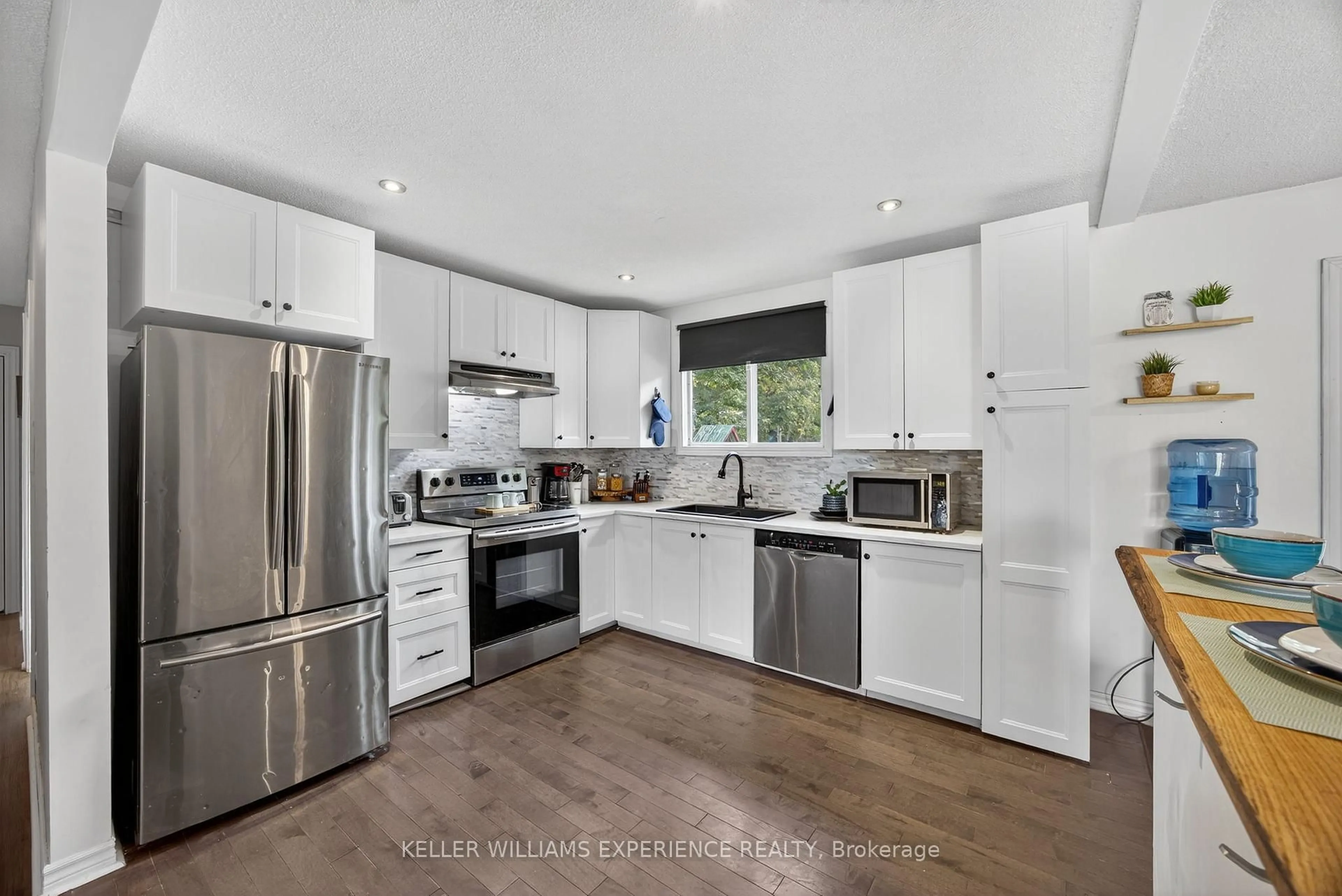 Open concept kitchen, unknown for 10 Conder Dr, Oro-Medonte Ontario L0K 1E0
