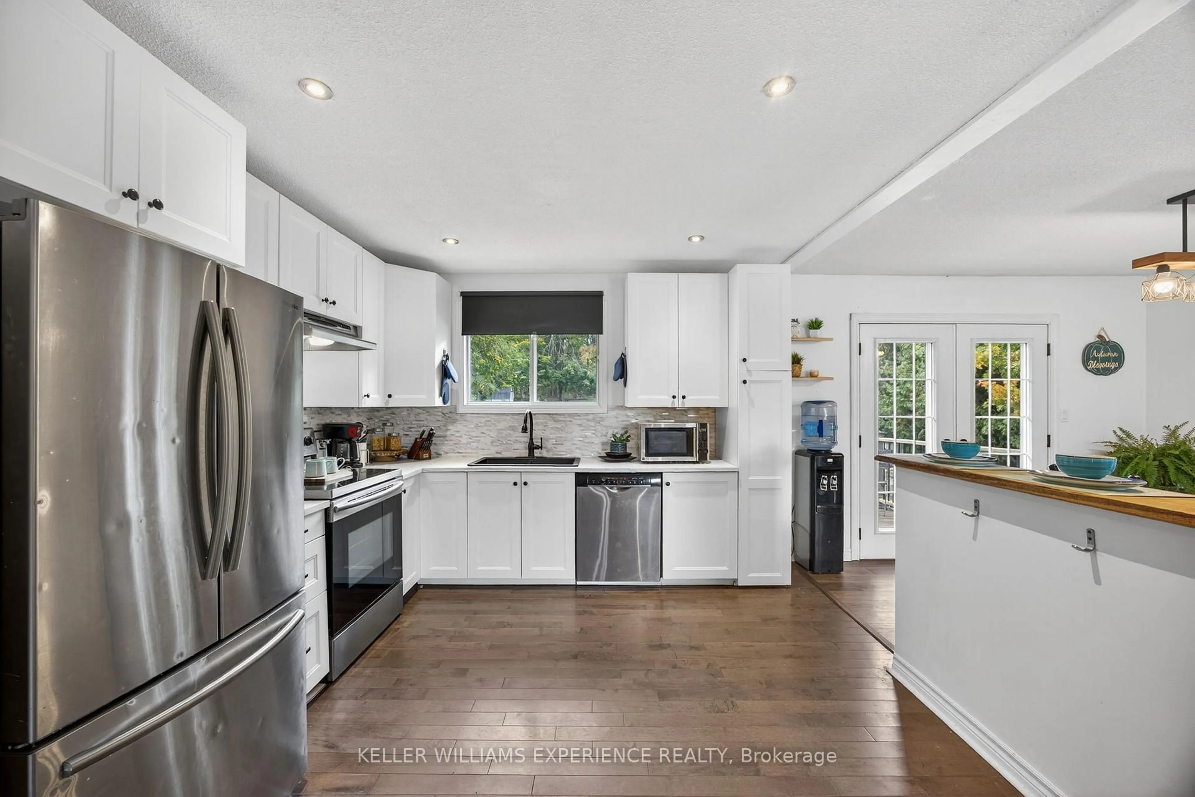 Open concept kitchen, unknown for 10 Conder Dr, Oro-Medonte Ontario L0K 1E0