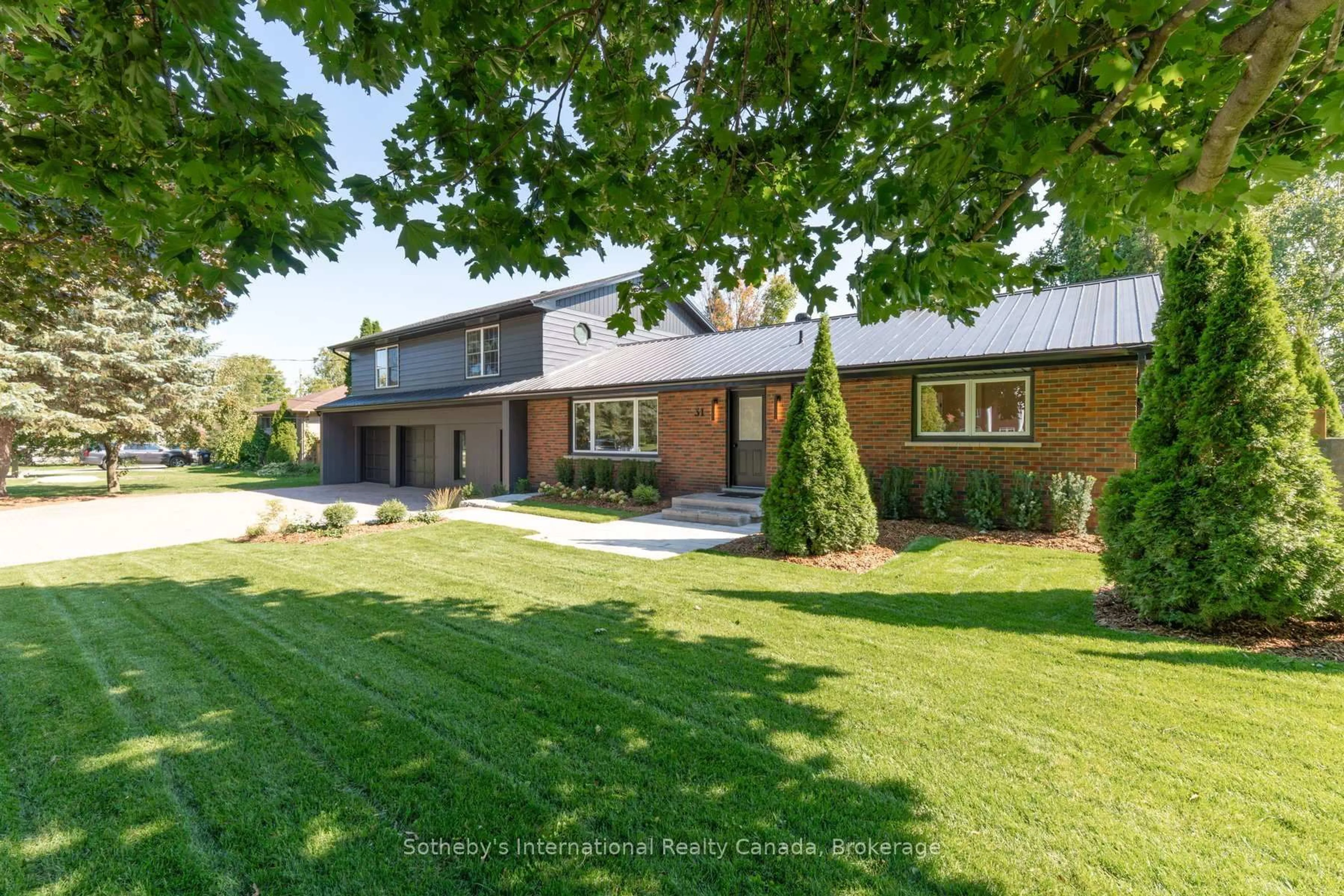 A pic from outside/outdoor area/front of a property/back of a property/a pic from drone, street for 31 Elizabeth St, Clearview Ontario L0M 1G0