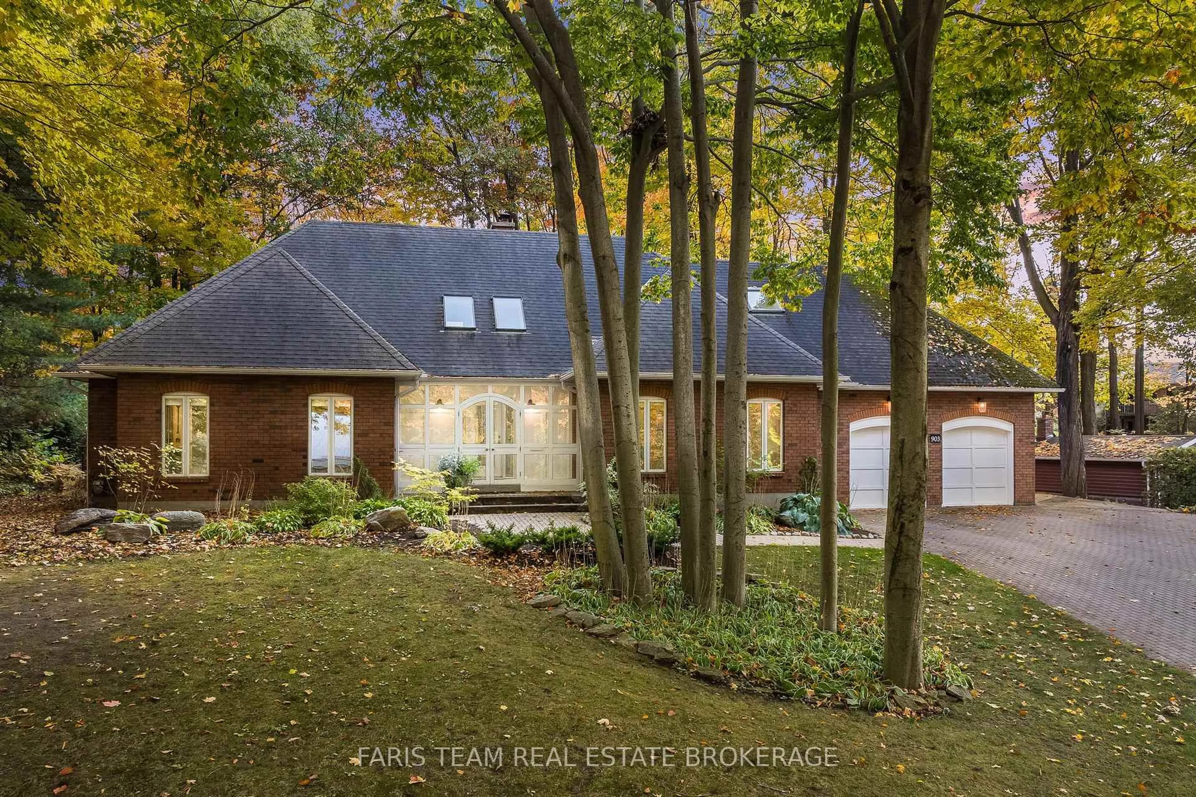 Home with brick exterior material, forest/trees view for 903 Victoria St, Midland Ontario L4R 1B7