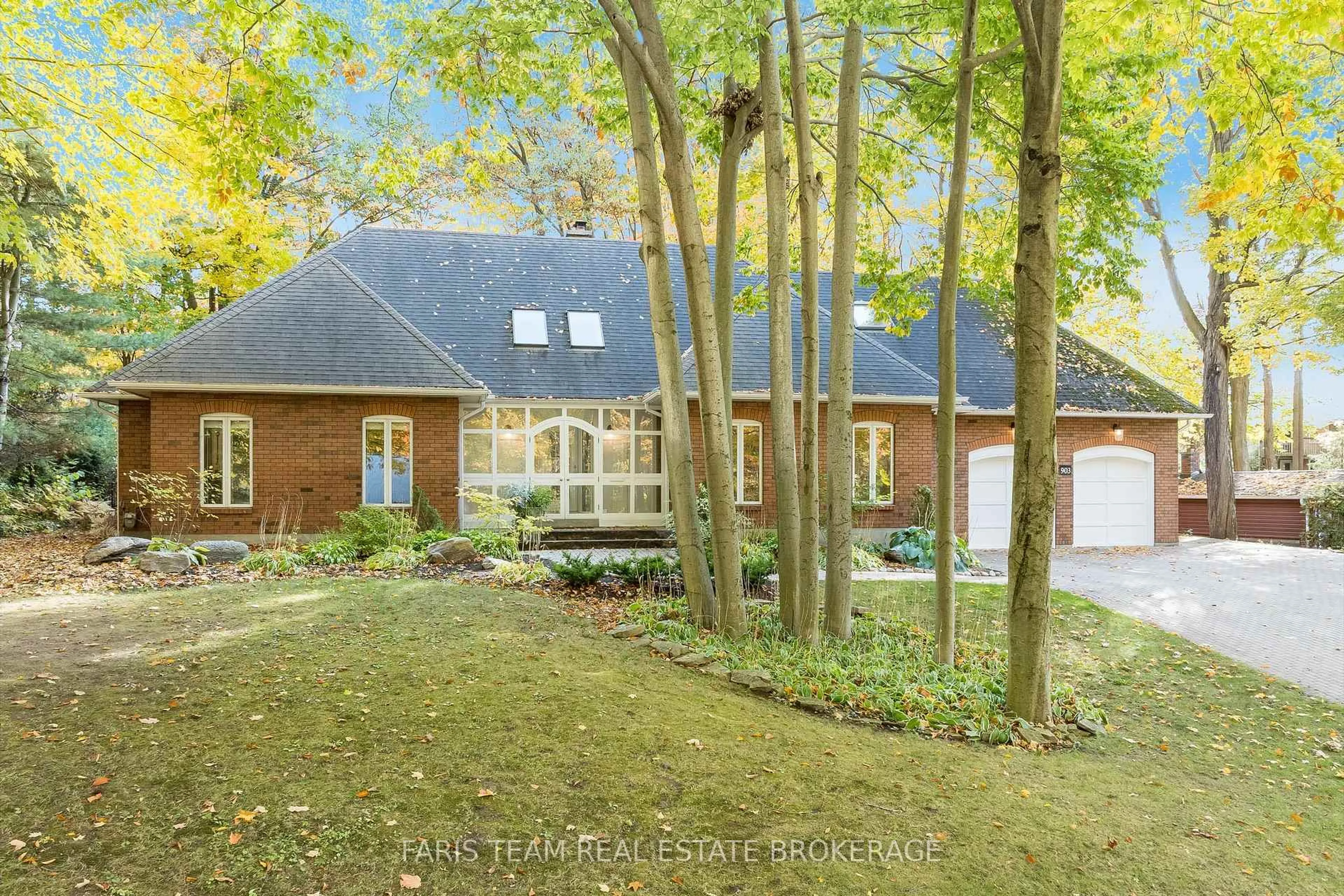 A pic from outside/outdoor area/front of a property/back of a property/a pic from drone, unknown for 903 Victoria St, Midland Ontario L4R 1B7