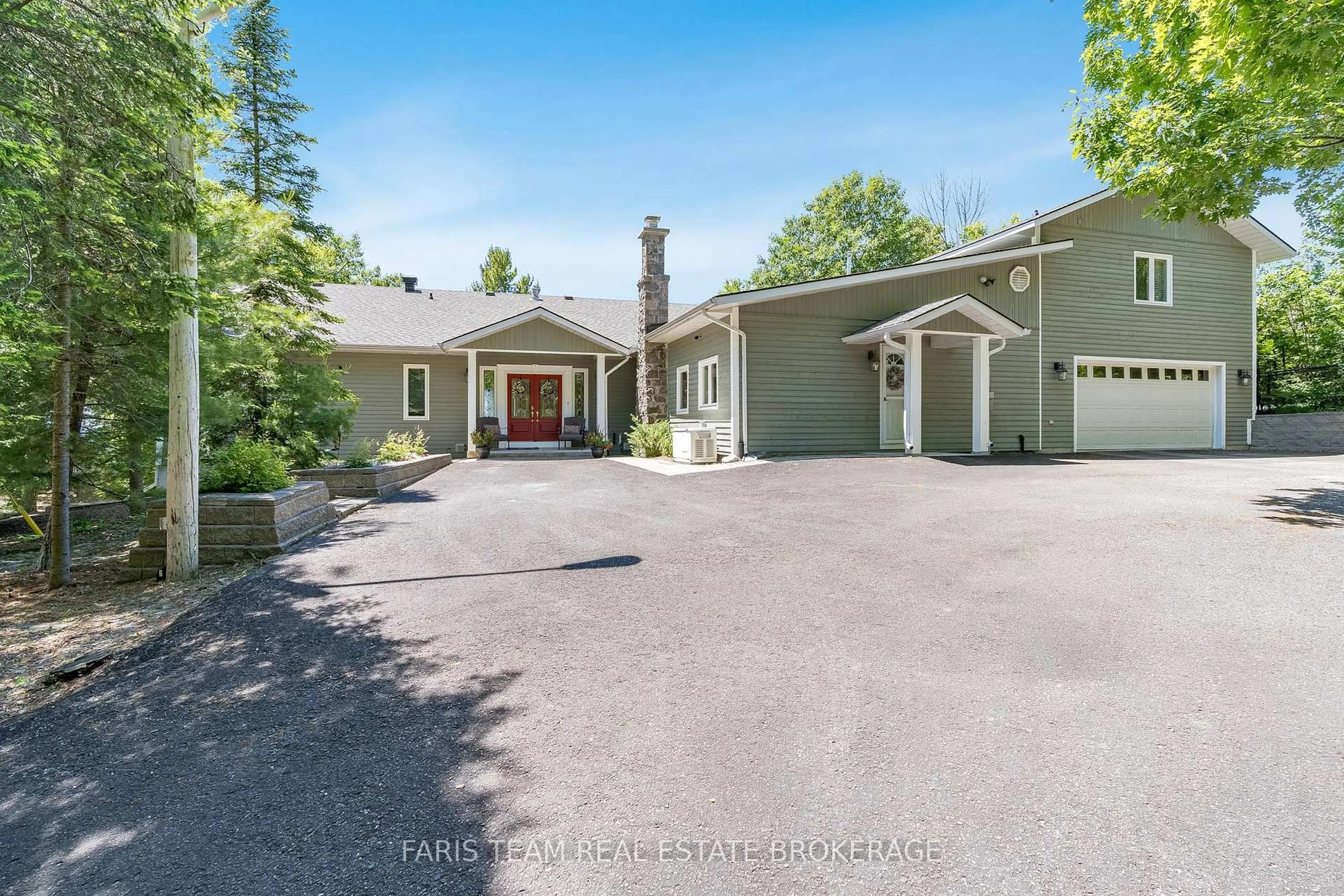 A pic from outside/outdoor area/front of a property/back of a property/a pic from drone, street for 24 Finley Dr, Tiny Ontario L0L 2J0