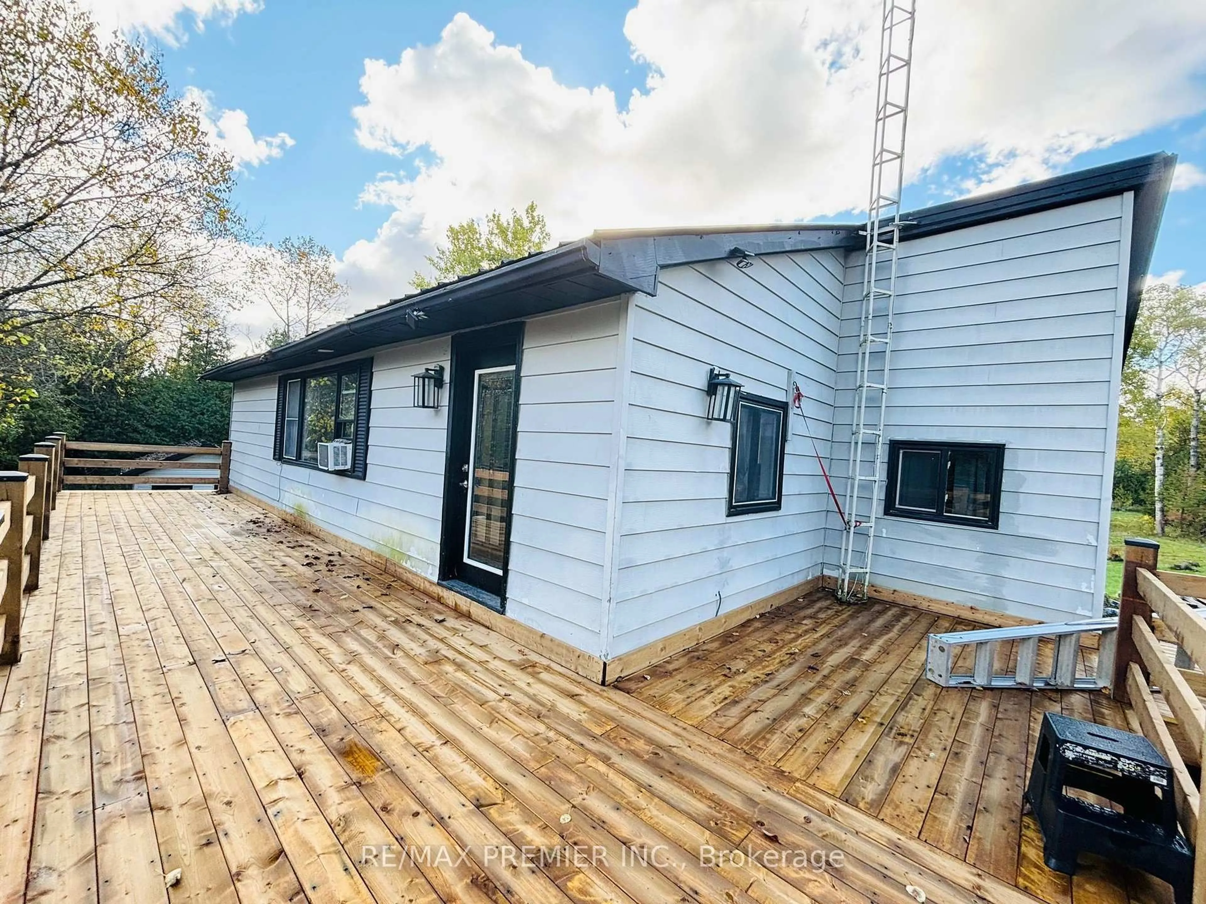 Home with vinyl exterior material, building for 2506 Concession 10 N Nottawasaga Rd, Collingwood Ontario L9Y 3Y9