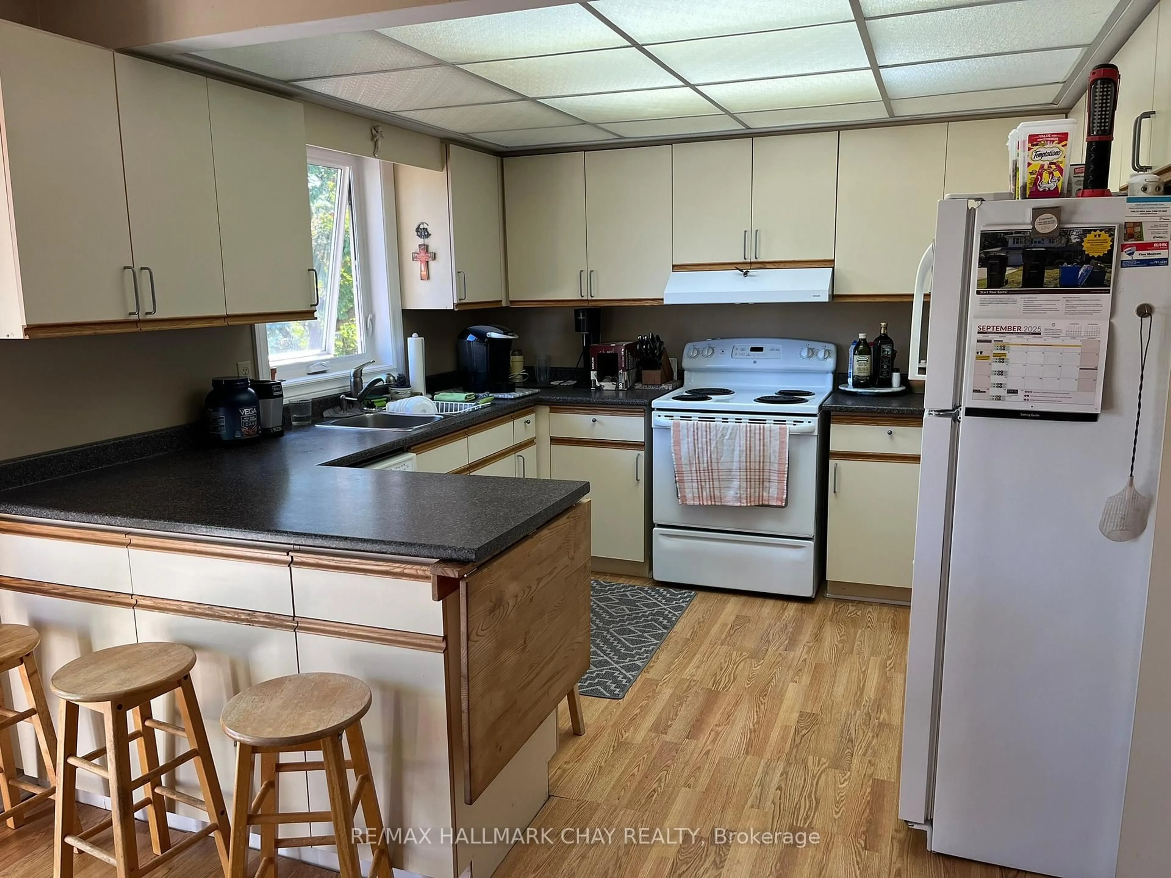 Standard kitchen, unknown for 129 Rose St, Barrie Ontario L4M 6C2