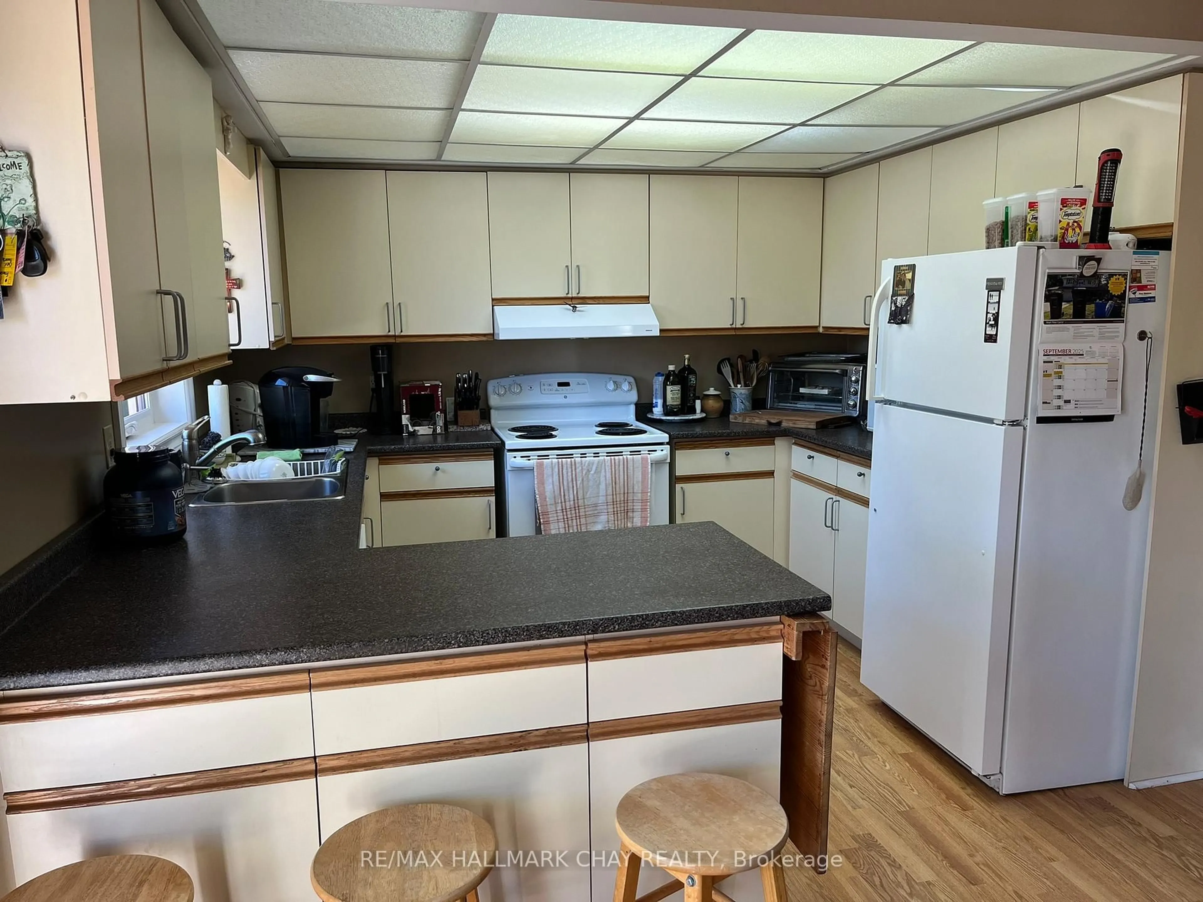Standard kitchen, unknown for 129 Rose St, Barrie Ontario L4M 6C2