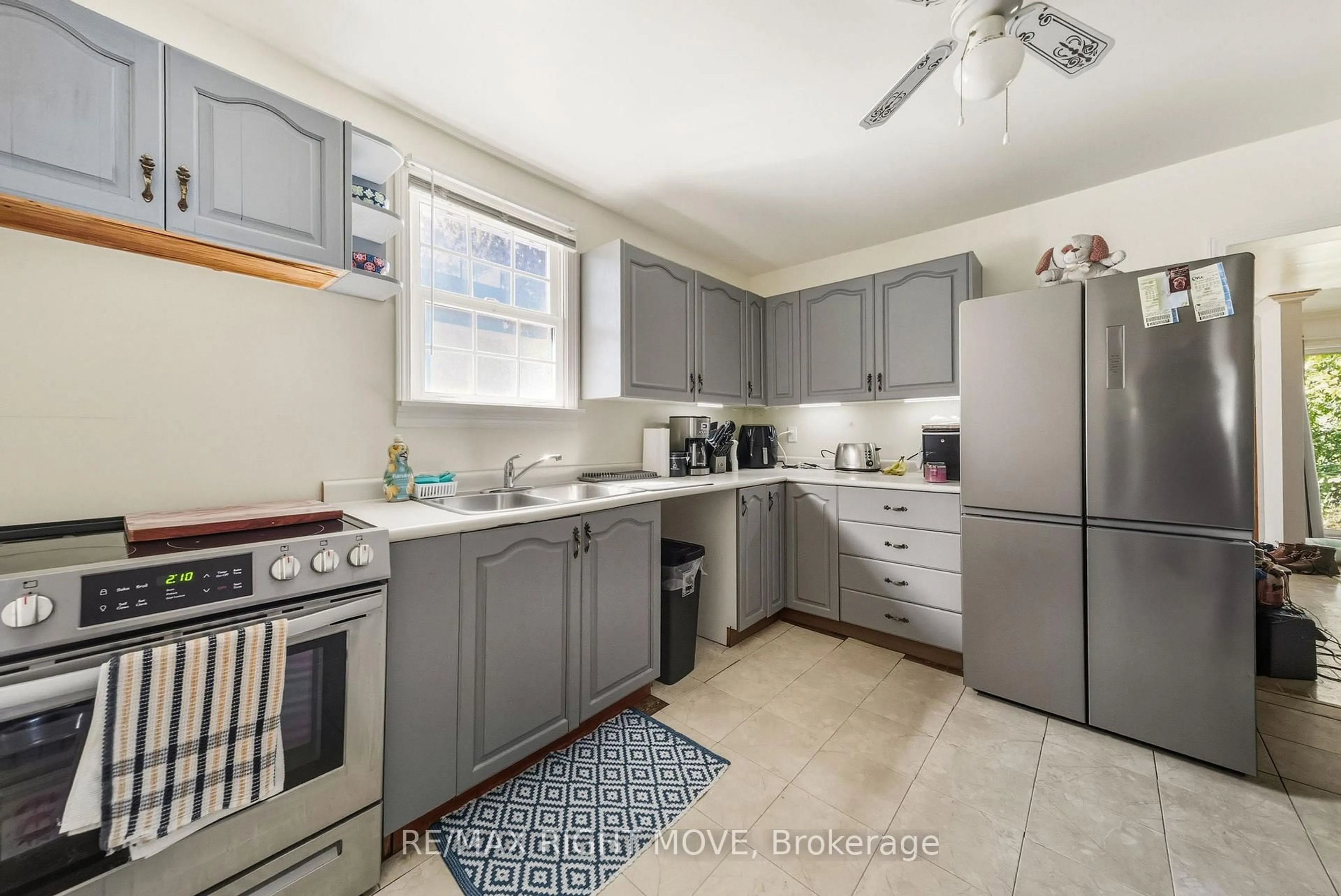 Standard kitchen, unknown for 122 Elgin St, Orillia Ontario L3V 1S7