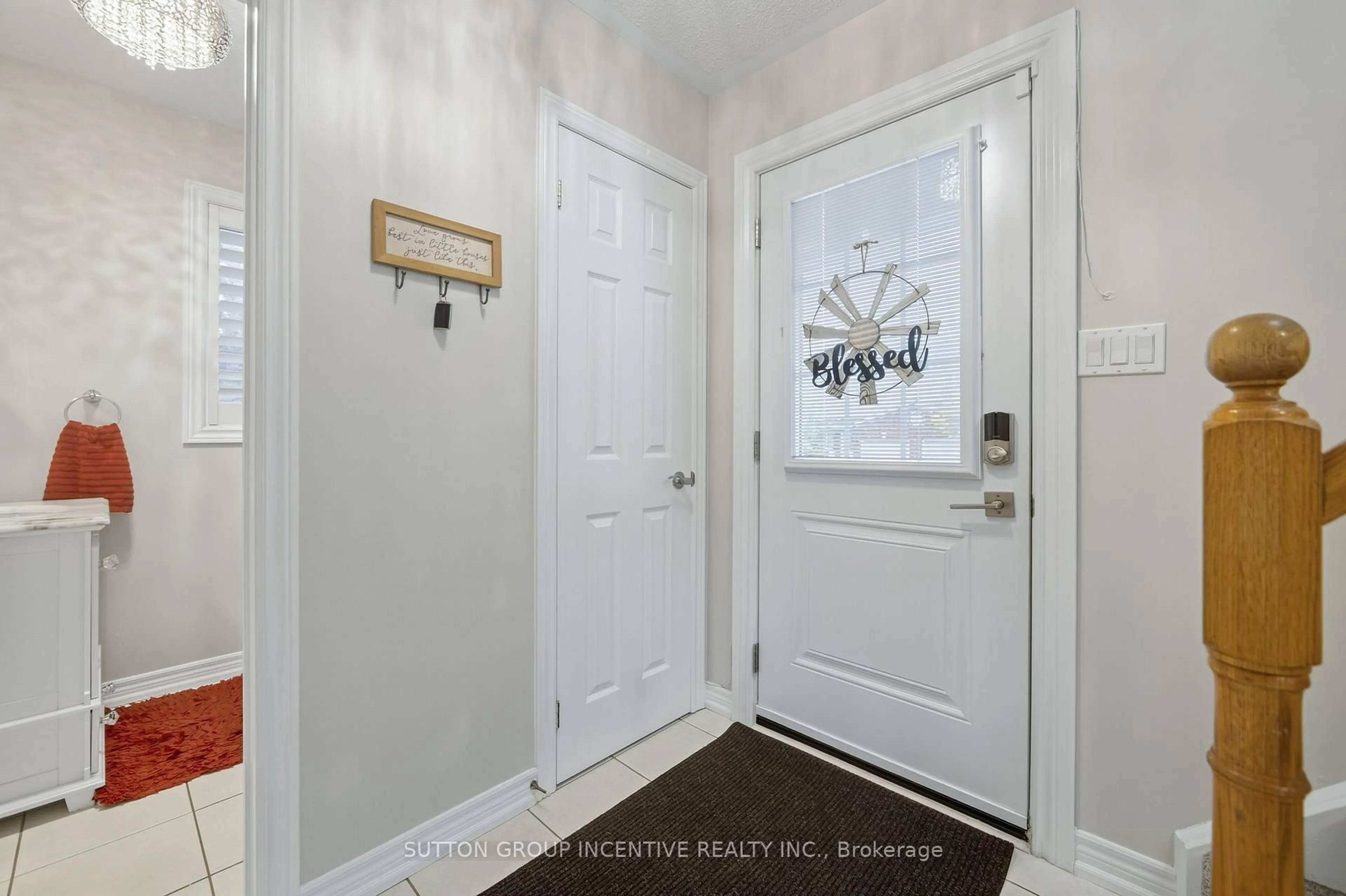 Indoor entryway for 430 Mapleview Dr #1, Barrie Ontario L4N 0H4