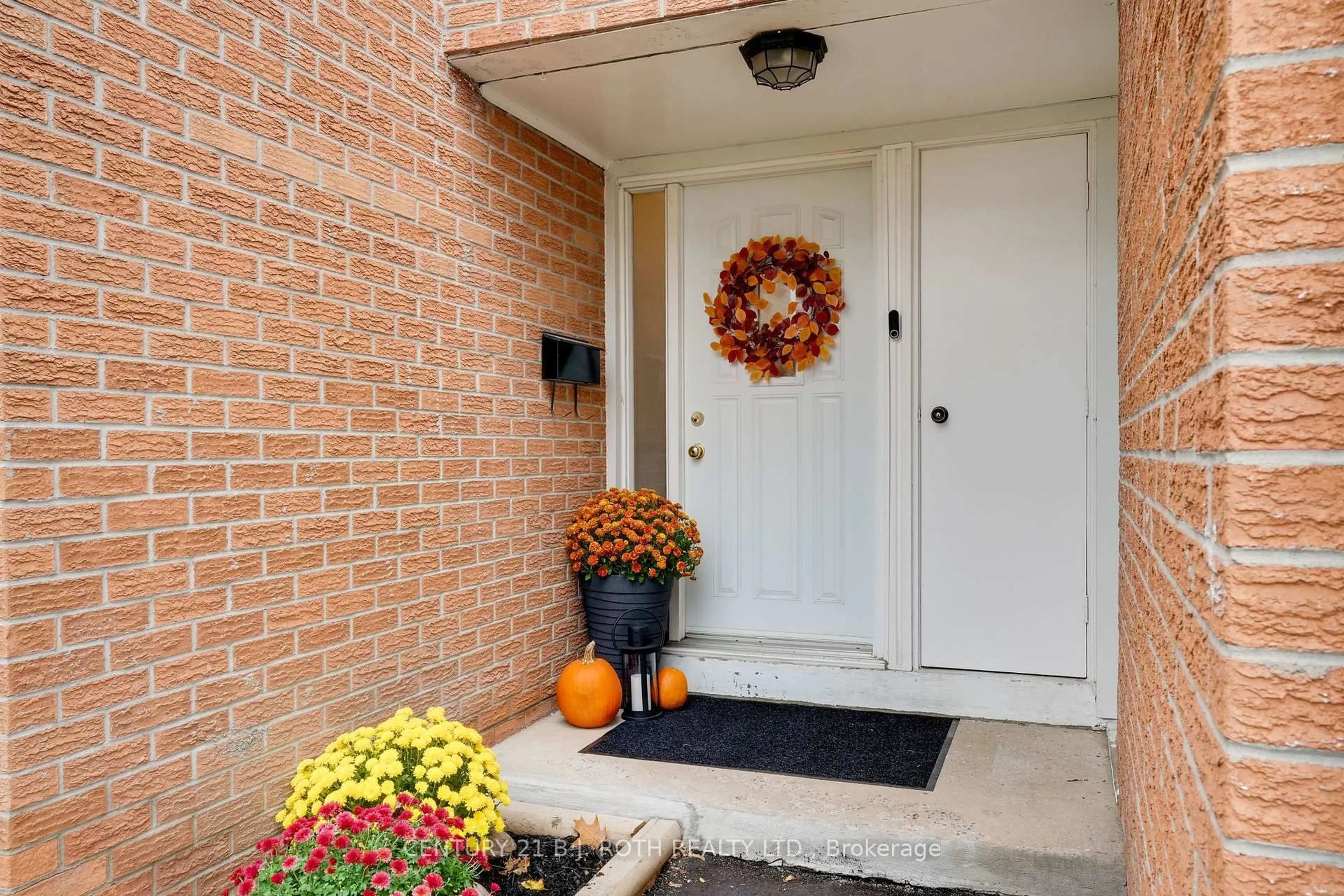 Indoor entryway for 235 Steel St #4, Barrie Ontario L4M 2H1