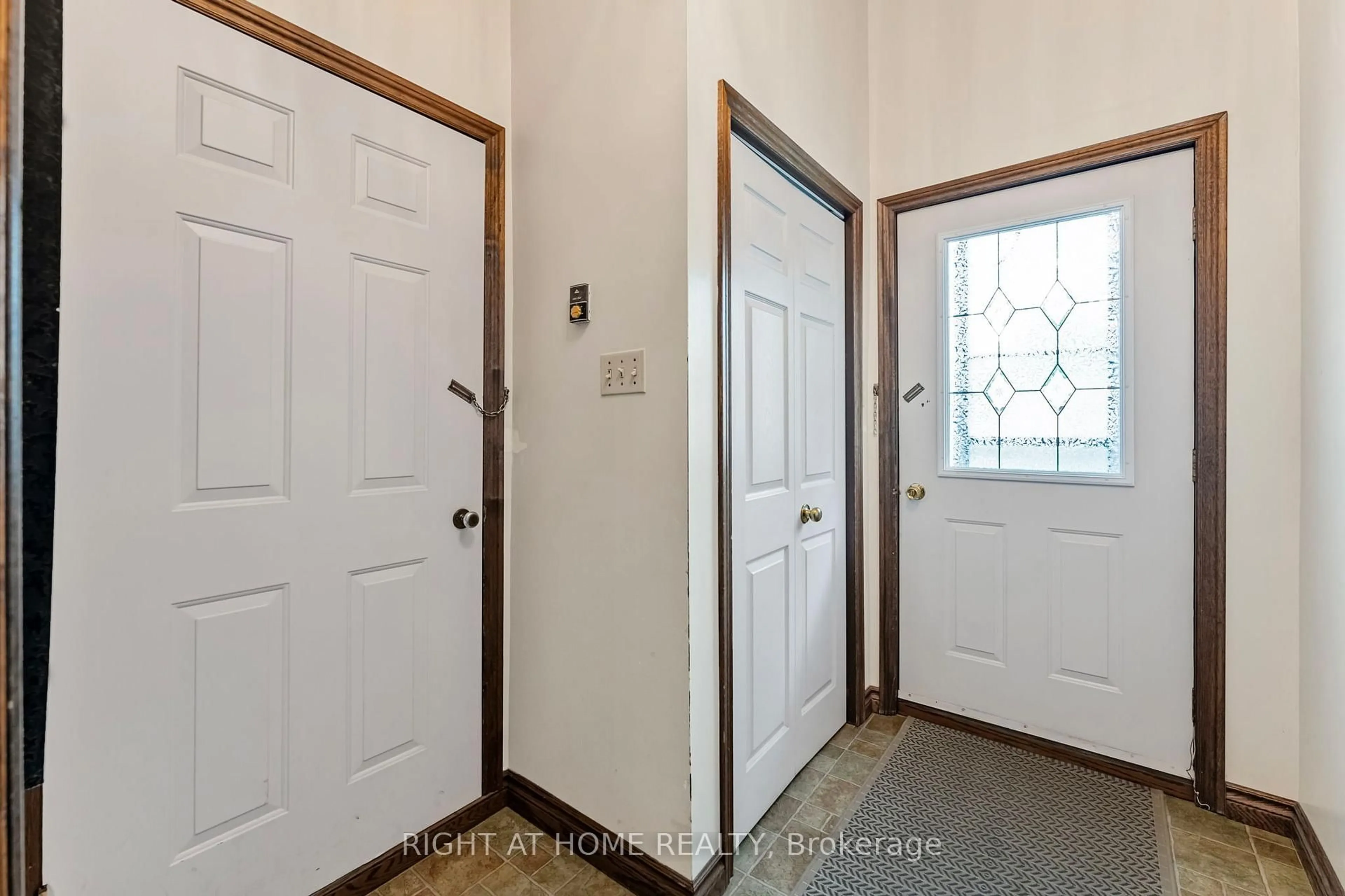 Indoor entryway for 3500 Baldwick Lane, Springwater Ontario L0M 1T2
