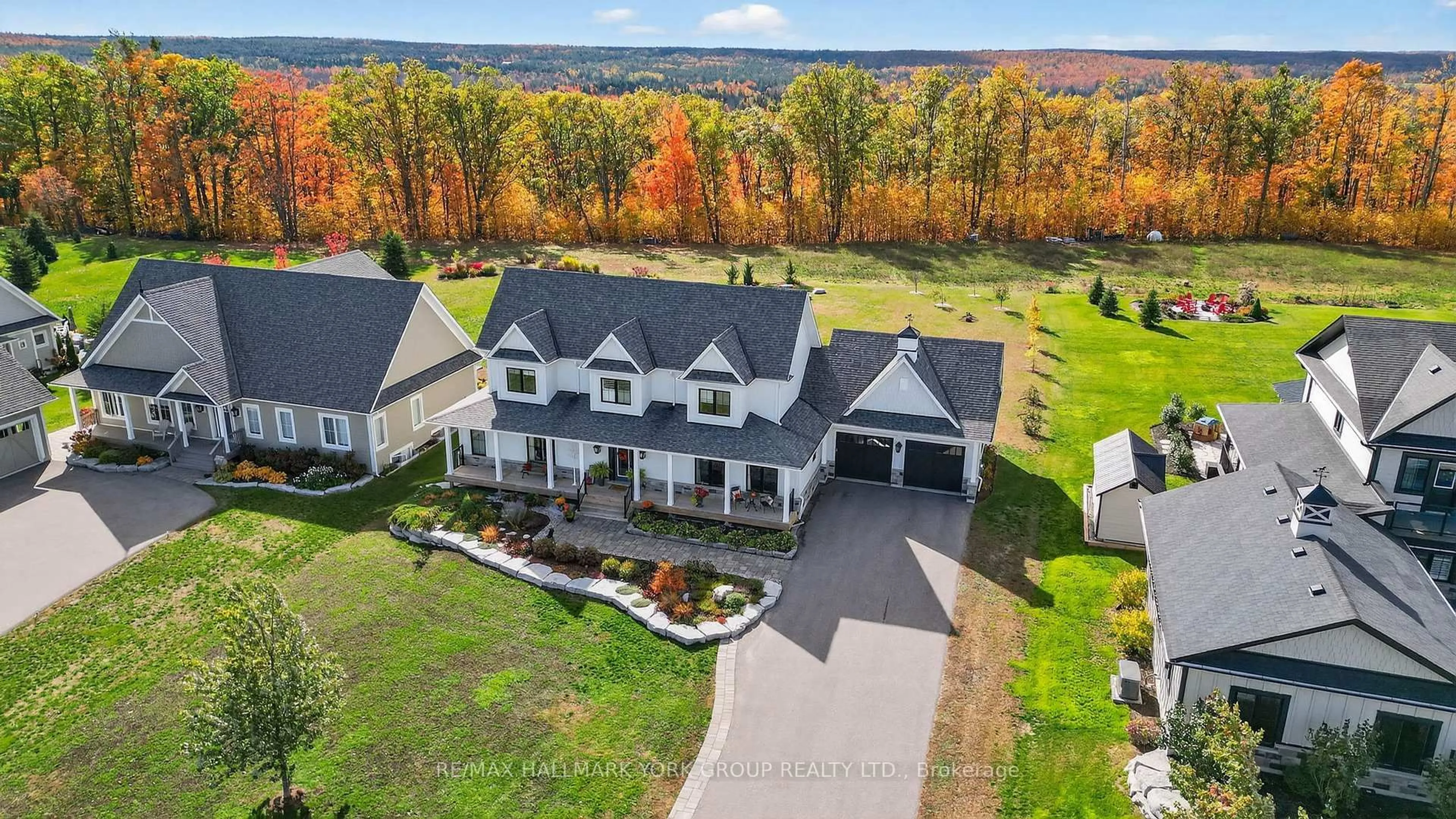 A pic from outside/outdoor area/front of a property/back of a property/a pic from drone, mountain view for 26 Morgan Dr, Oro-Medonte Ontario L0K 1E0