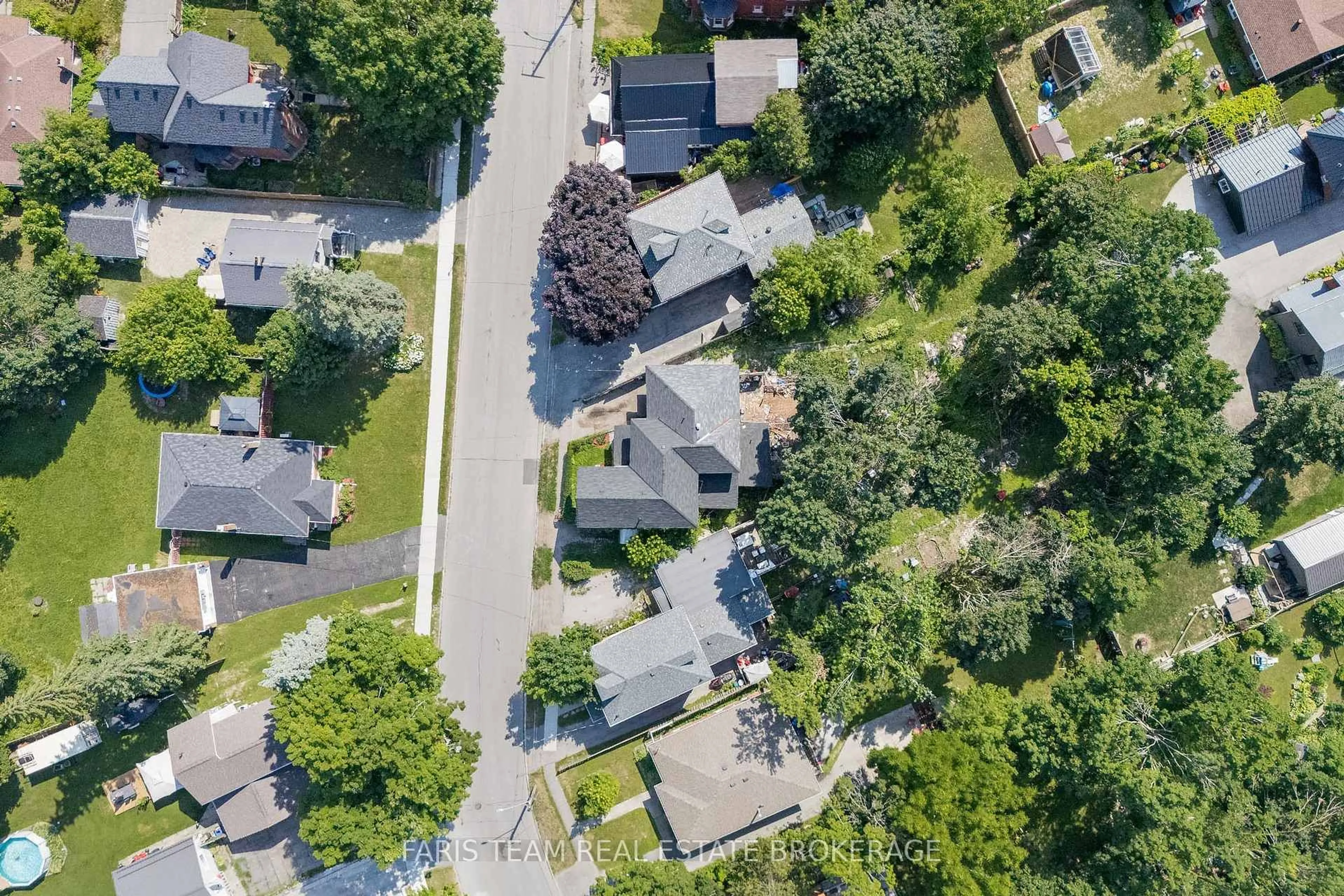 A pic from outside/outdoor area/front of a property/back of a property/a pic from drone, street for 195 Nottawasaga St, Orillia Ontario L3V 3K2