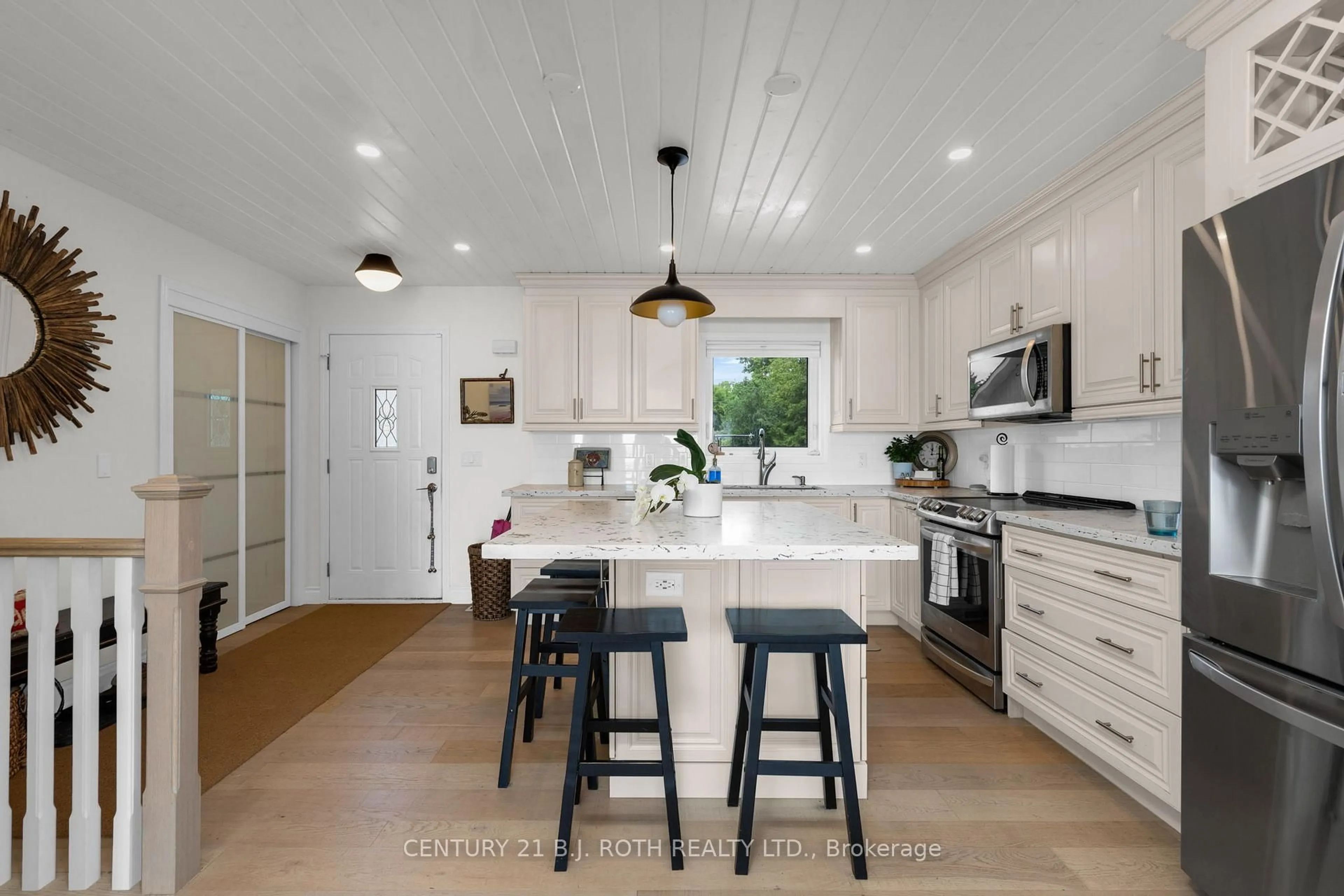 Open concept kitchen, ceramic/tile floor for 95 lakeshore Rd, Oro-Medonte Ontario L0L 2E0