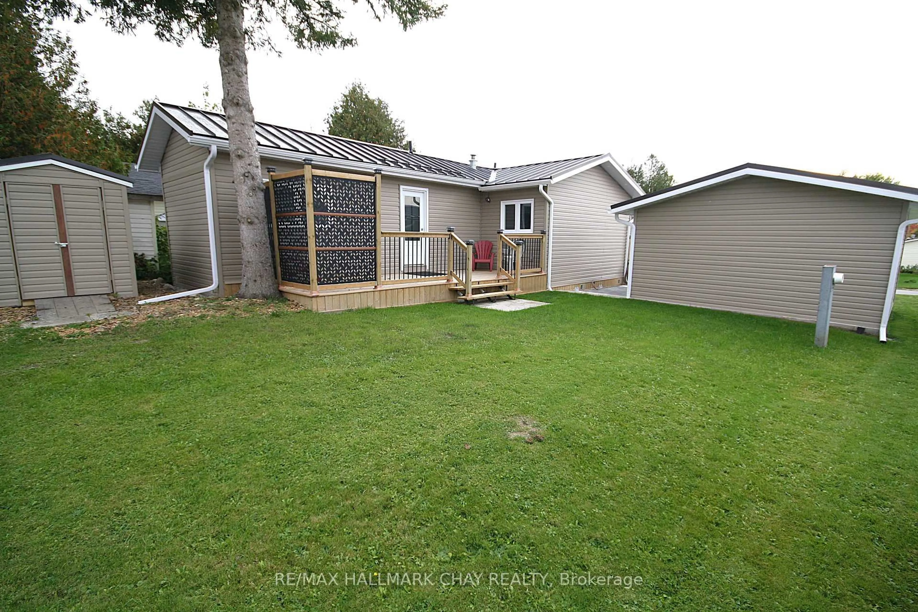 A pic from outside/outdoor area/front of a property/back of a property/a pic from drone, street for 4064 ASH Cres, Severn Ontario L3V 6H4