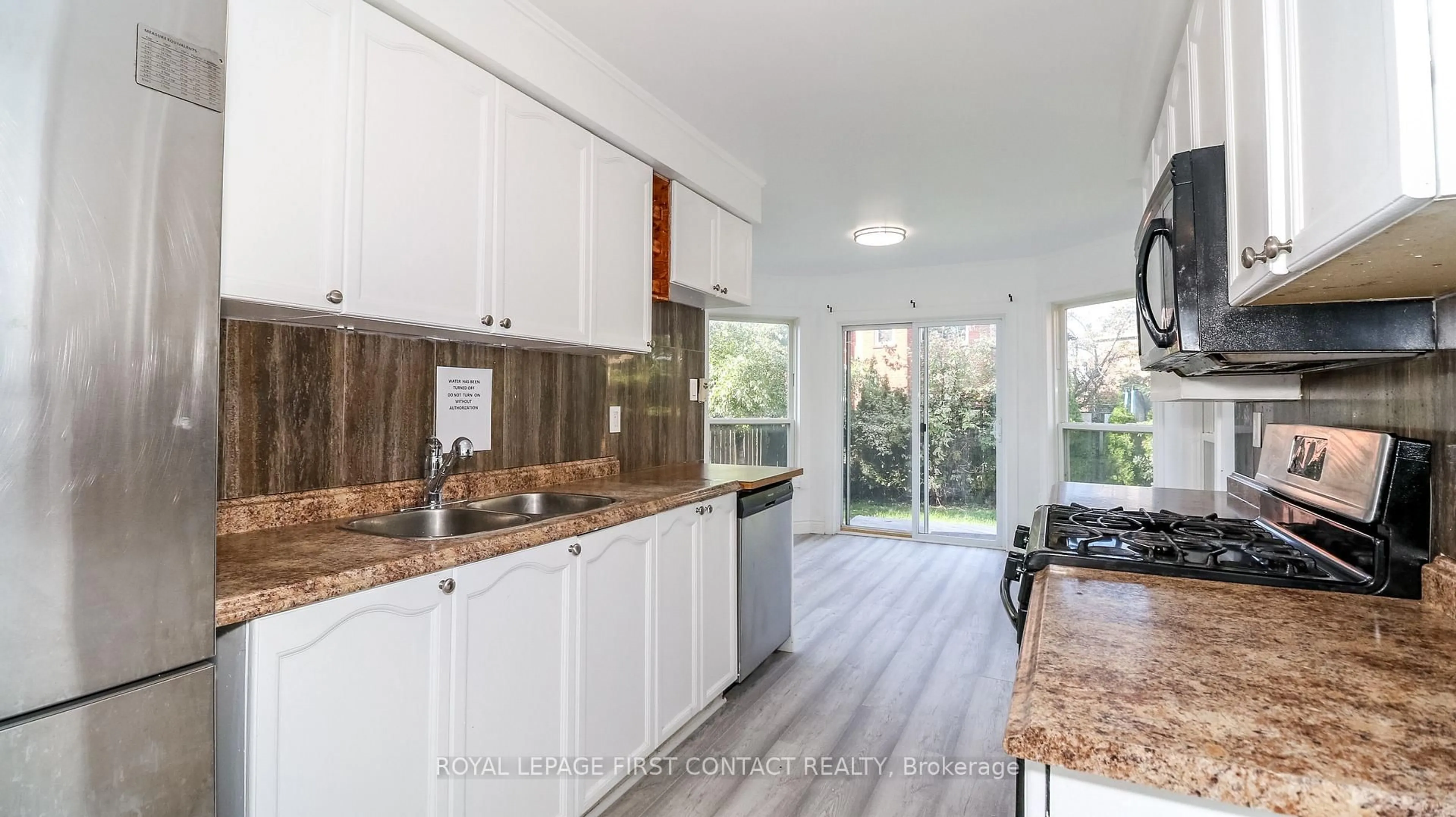 Open concept kitchen, unknown for 194 Kozlov St, Barrie Ontario L4N 7H6