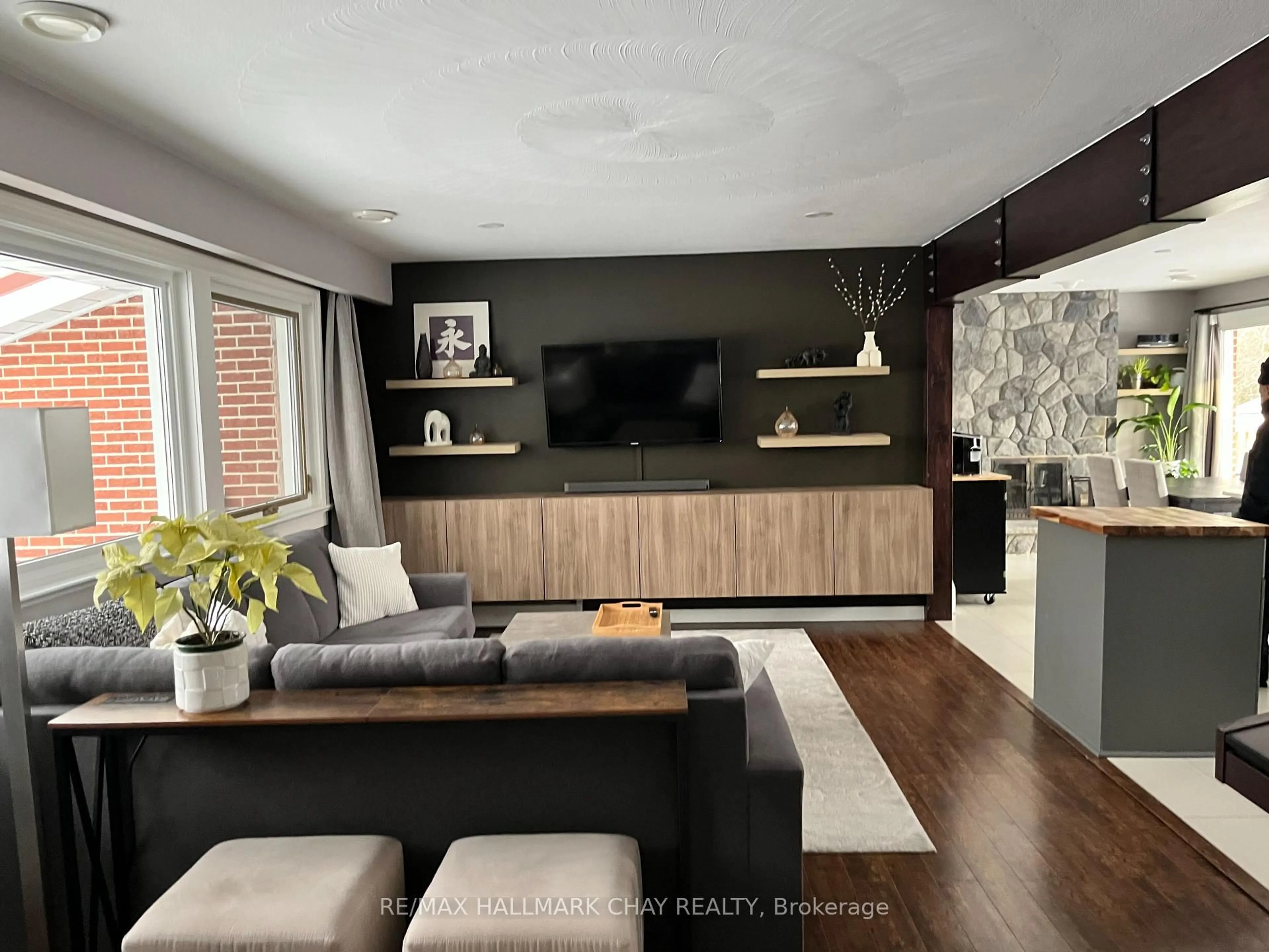 Living room with furniture, wood/laminate floor for 595 Big Bay Point Rd, Barrie Ontario L4N 3Z9