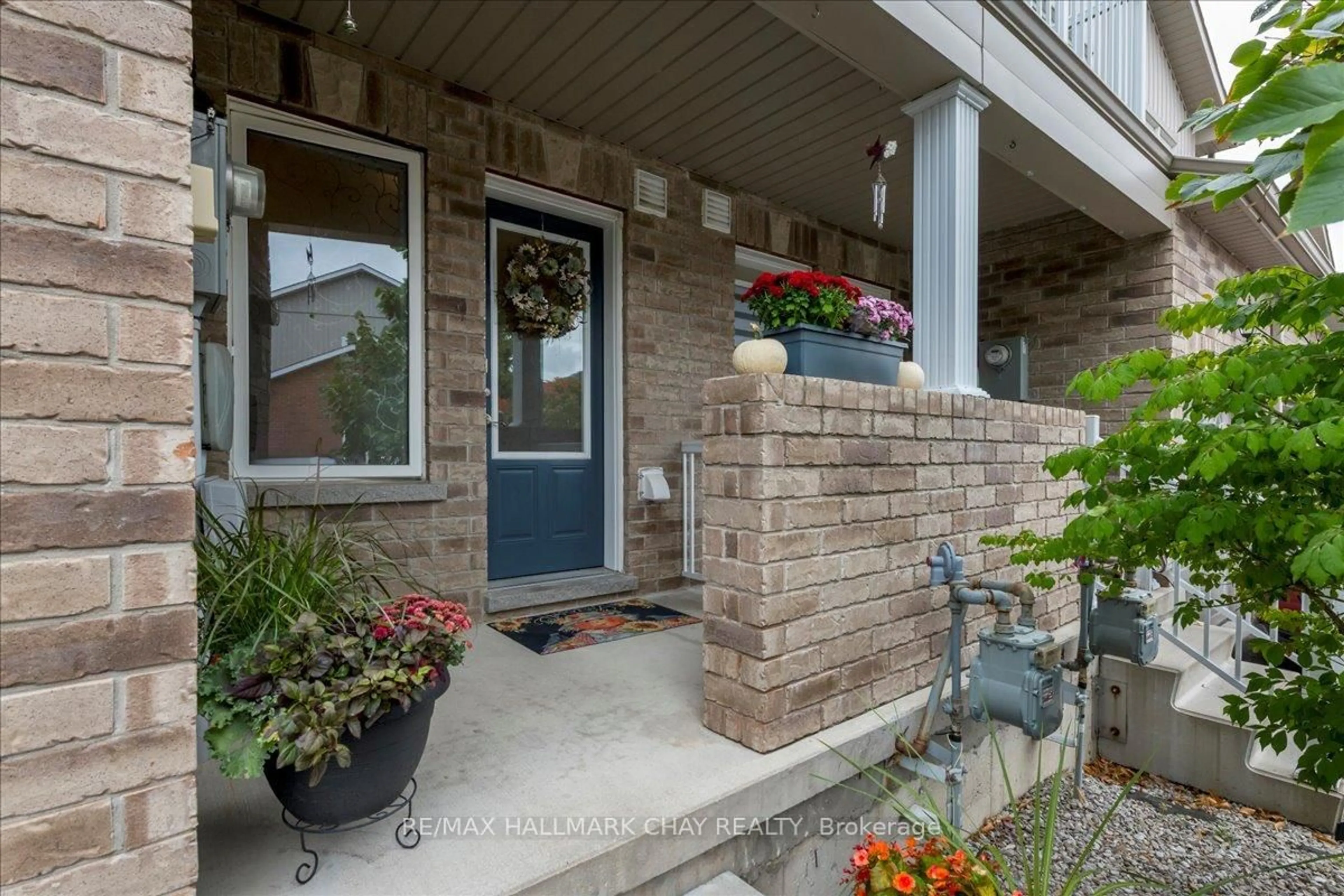 Indoor entryway for 90 Sovereigns Gate #7, Barrie Ontario L4N 0Y9