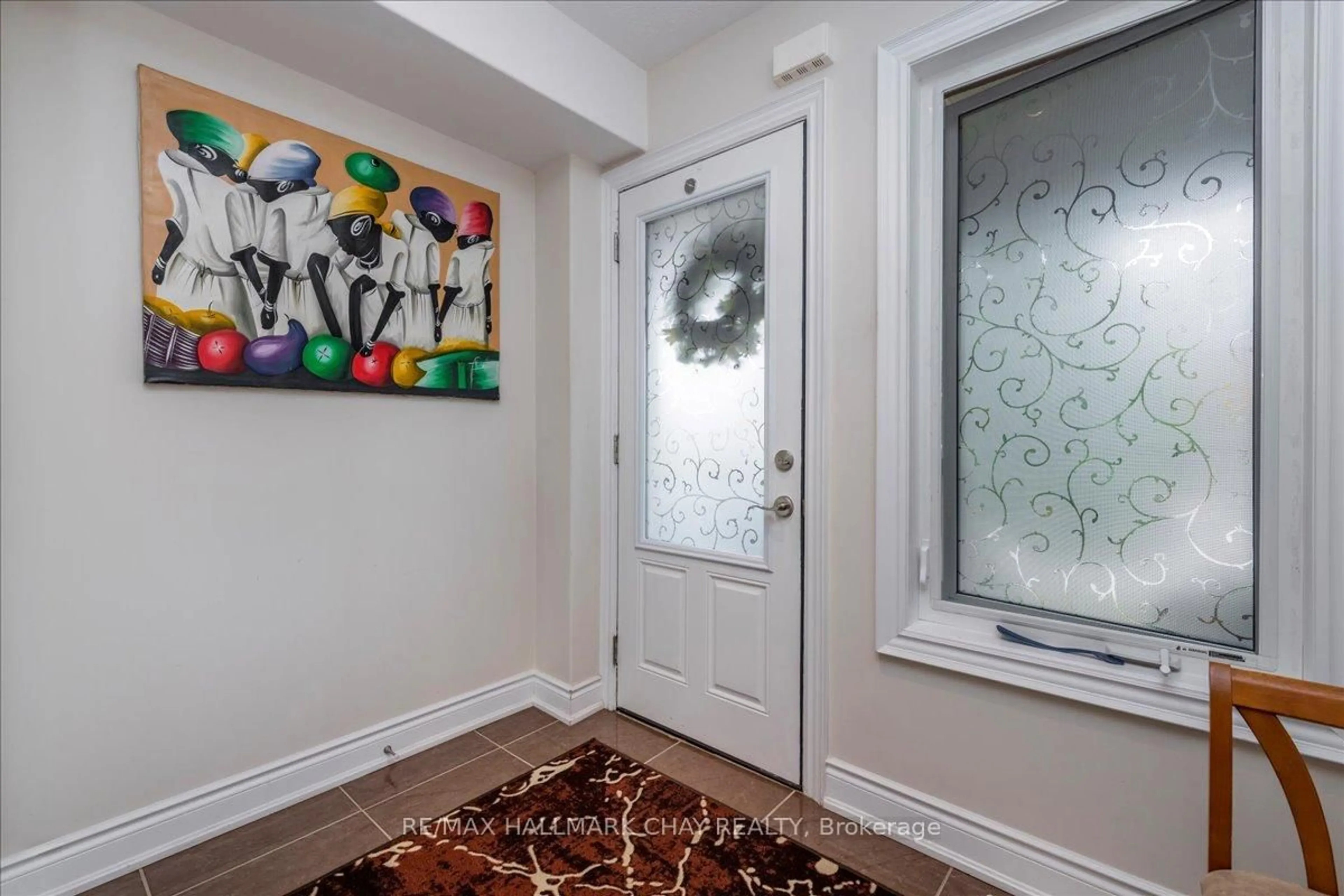 Indoor entryway for 90 Sovereigns Gate #7, Barrie Ontario L4N 0Y9