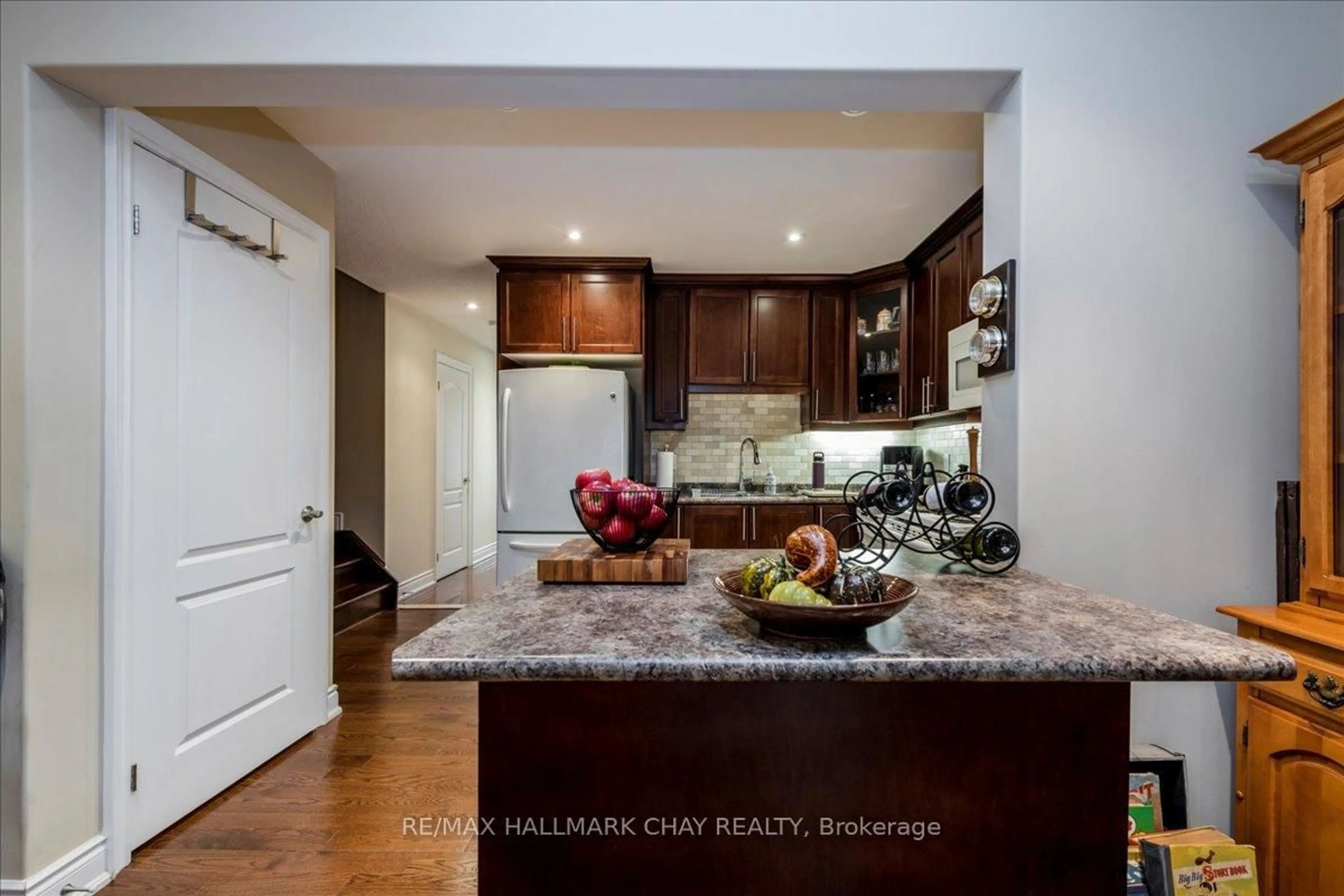 Open concept kitchen, unknown for 90 Sovereigns Gate #7, Barrie Ontario L4N 0Y9