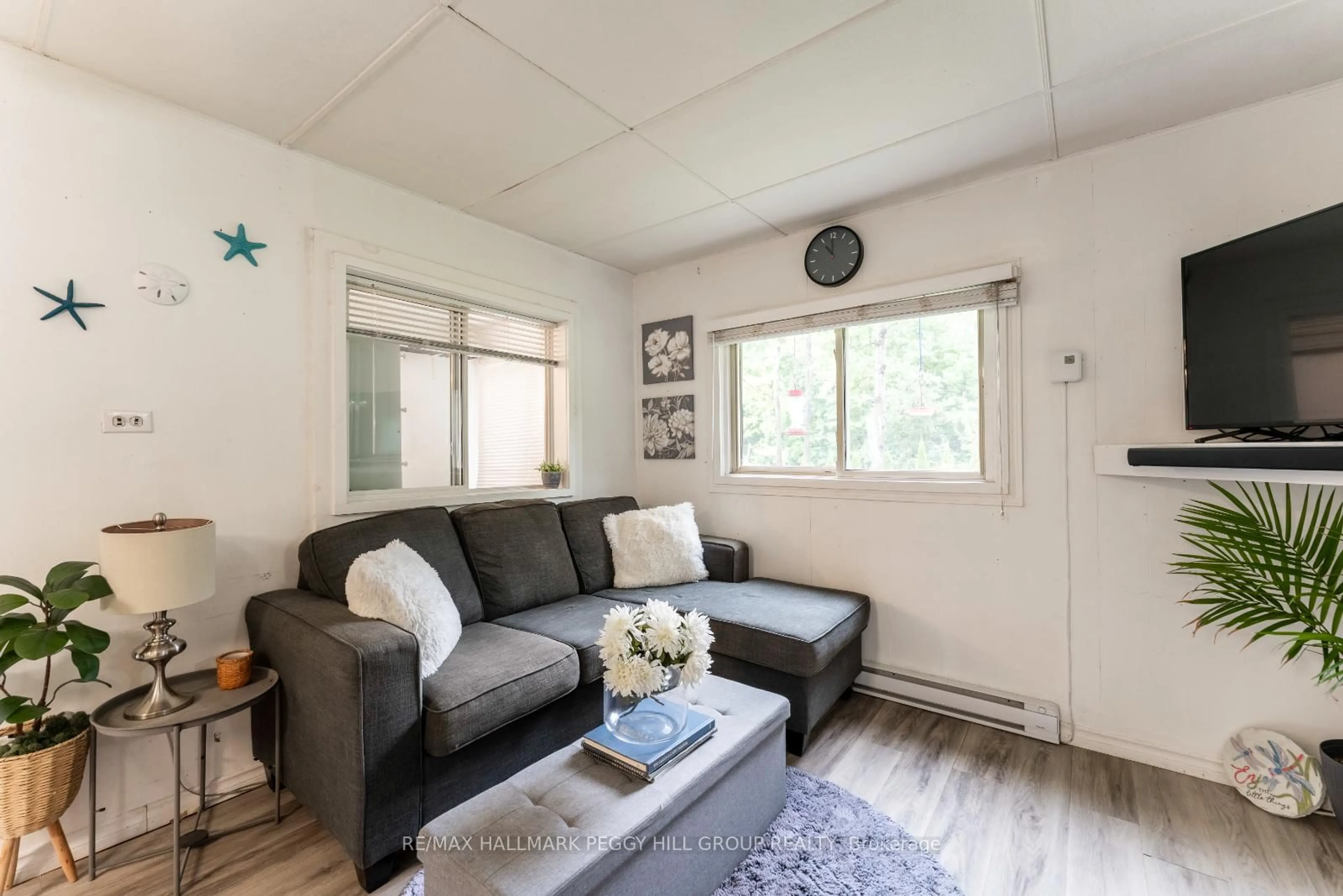 Living room with furniture, wood/laminate floor for 28 Wozniak Rd, Penetanguishene Ontario L9M 1W5