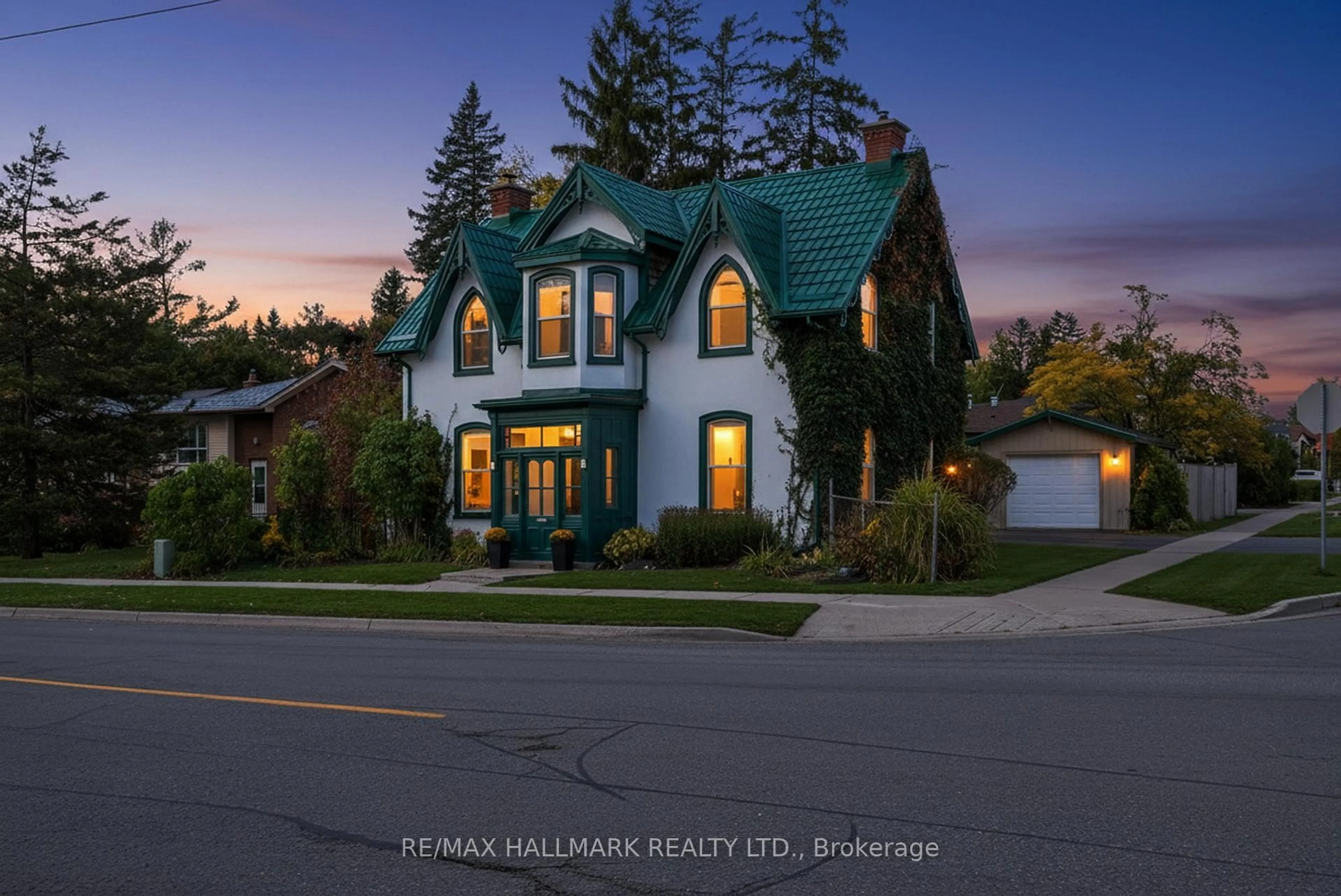 Home with brick exterior material, street for 84 Wellington St, Barrie Ontario L4M 3K9