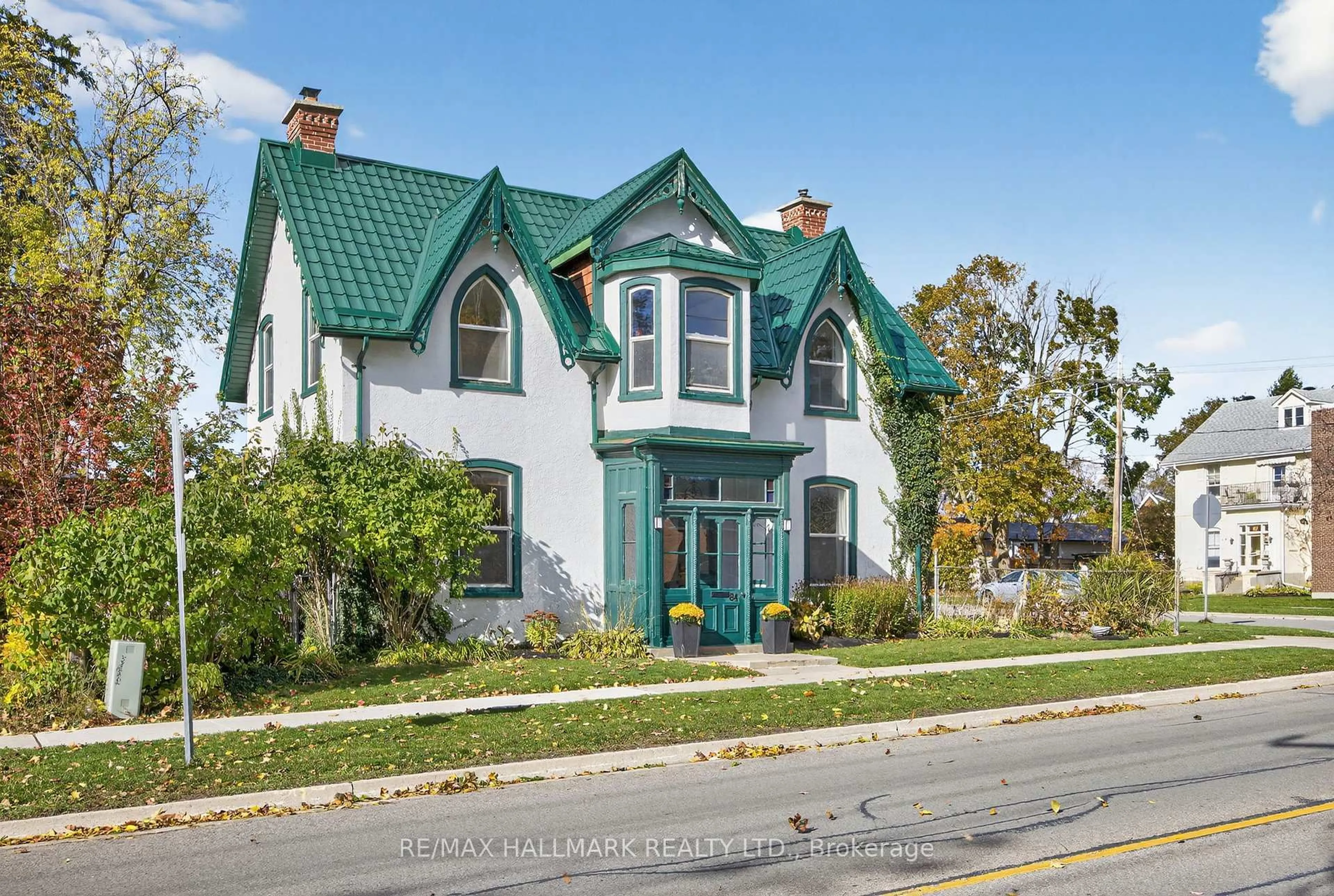 Home with vinyl exterior material, street for 84 Wellington St, Barrie Ontario L4M 3K9