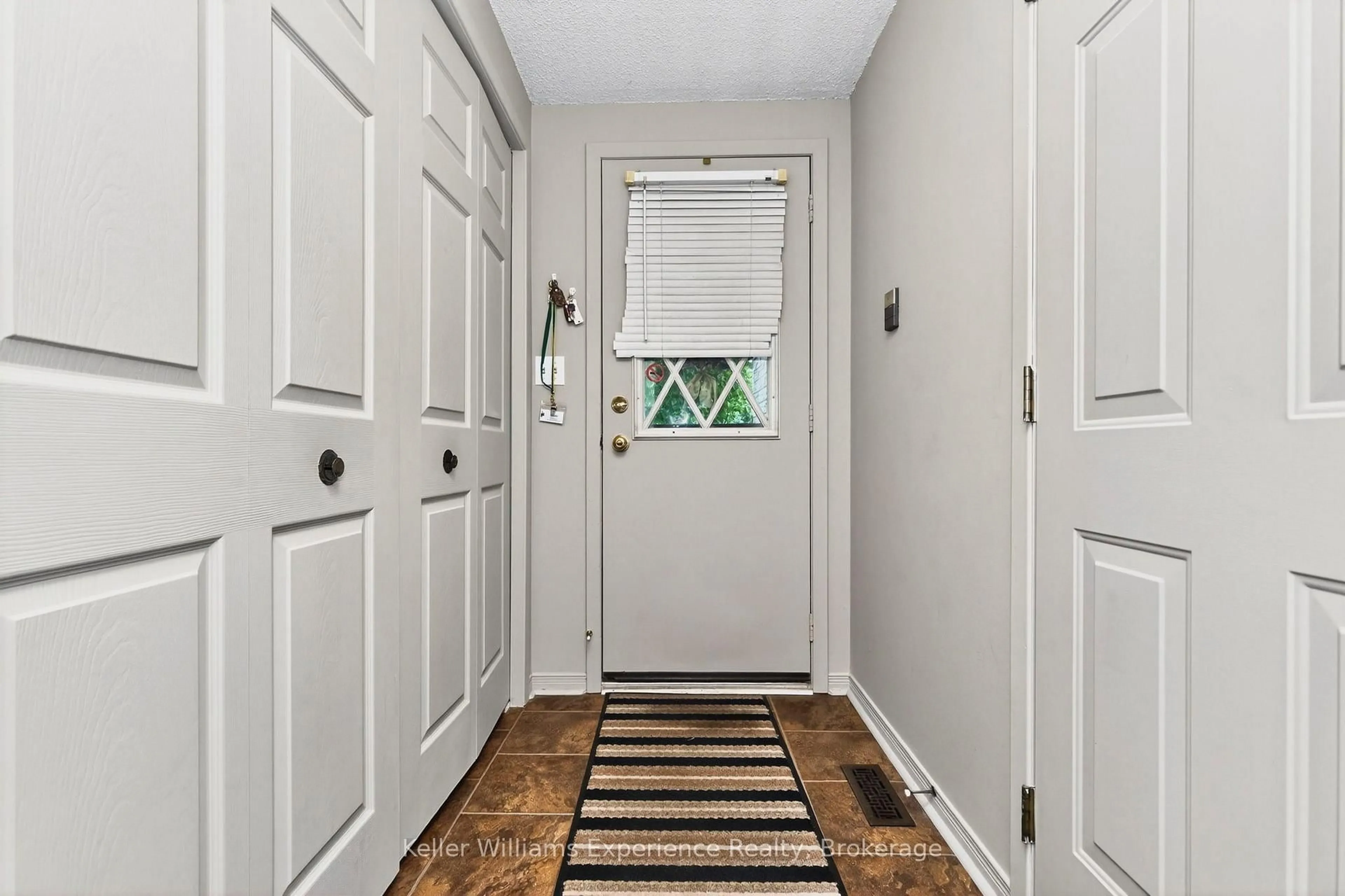 Indoor entryway for 778 William St #56, Midland Ontario L4R 4R8