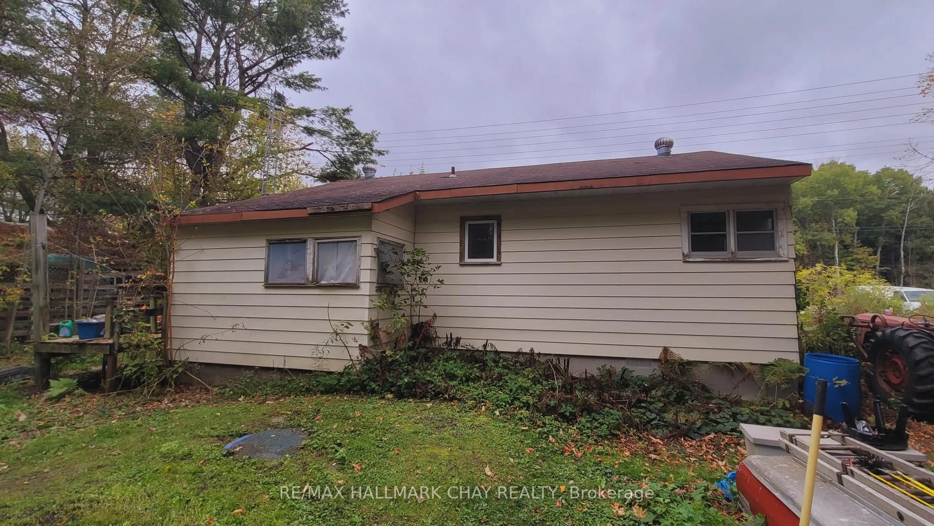 Home with vinyl exterior material, building for 14189 12 Highway, Tay Ontario L0K 2C0