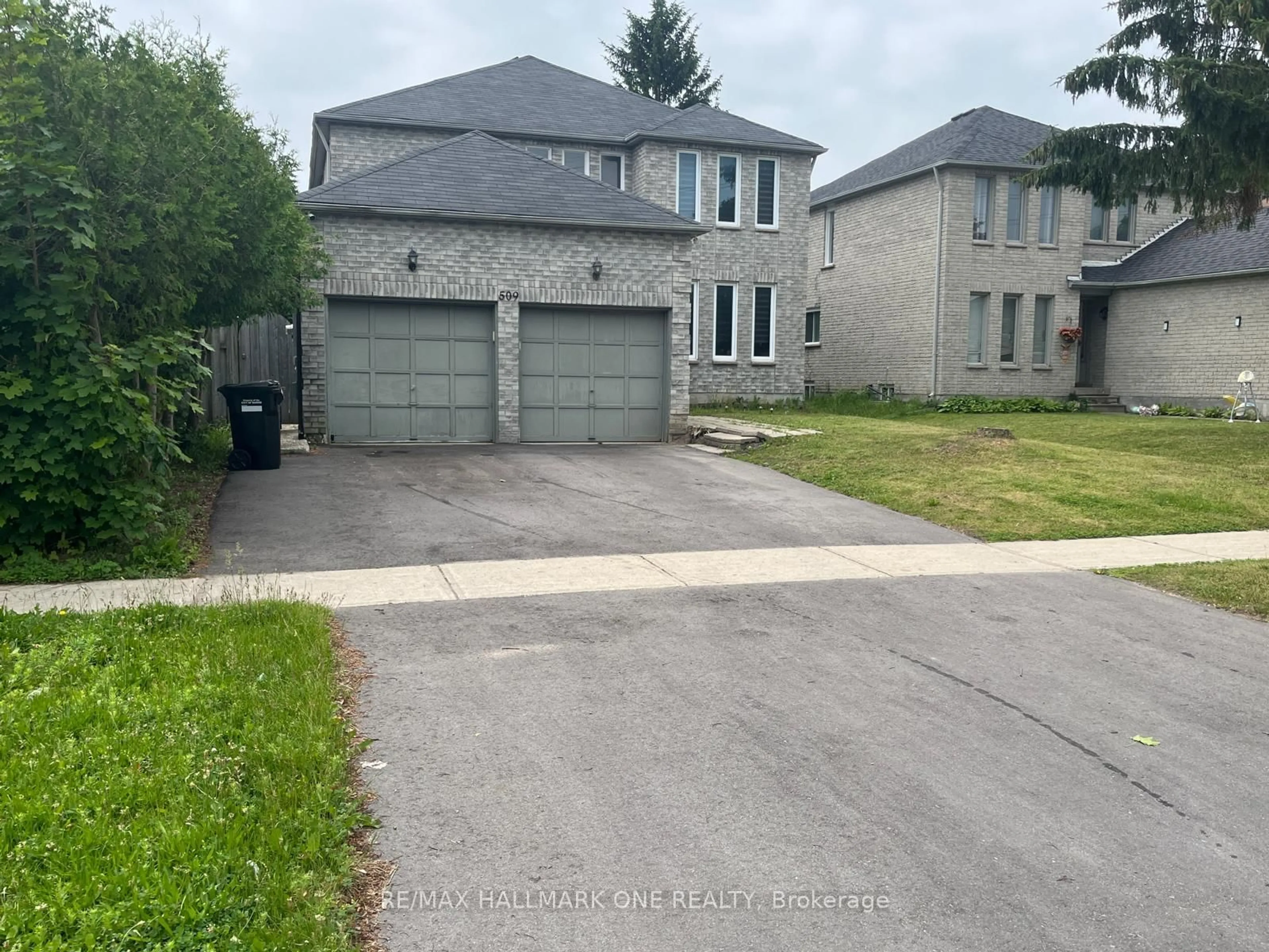 A pic from outside/outdoor area/front of a property/back of a property/a pic from drone, street for 509 Grove St, Barrie Ontario L4M 5Z4