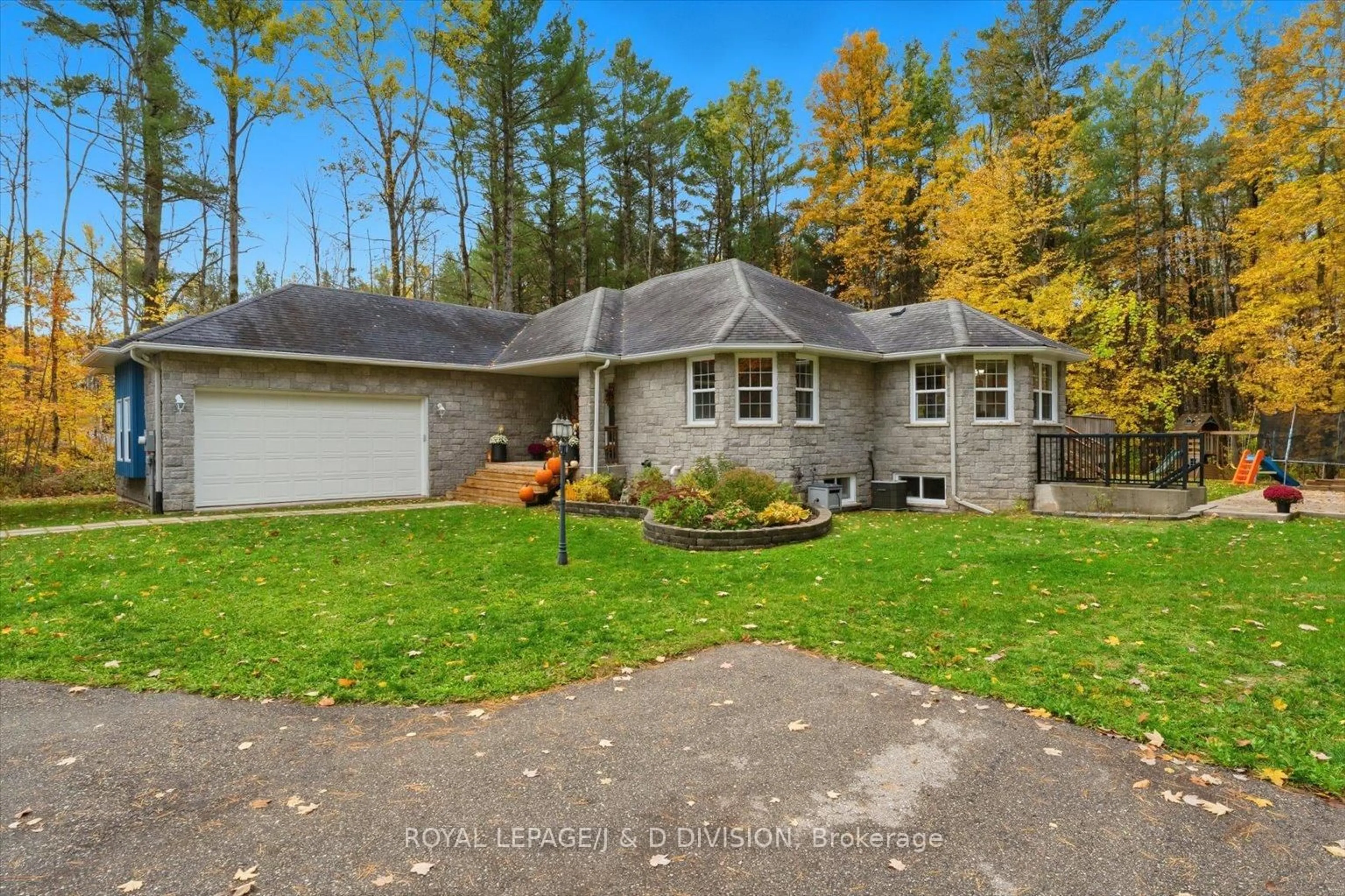 A pic from outside/outdoor area/front of a property/back of a property/a pic from drone, street for 2925 Pinecone Tr, Severn Ontario L0K 2B0