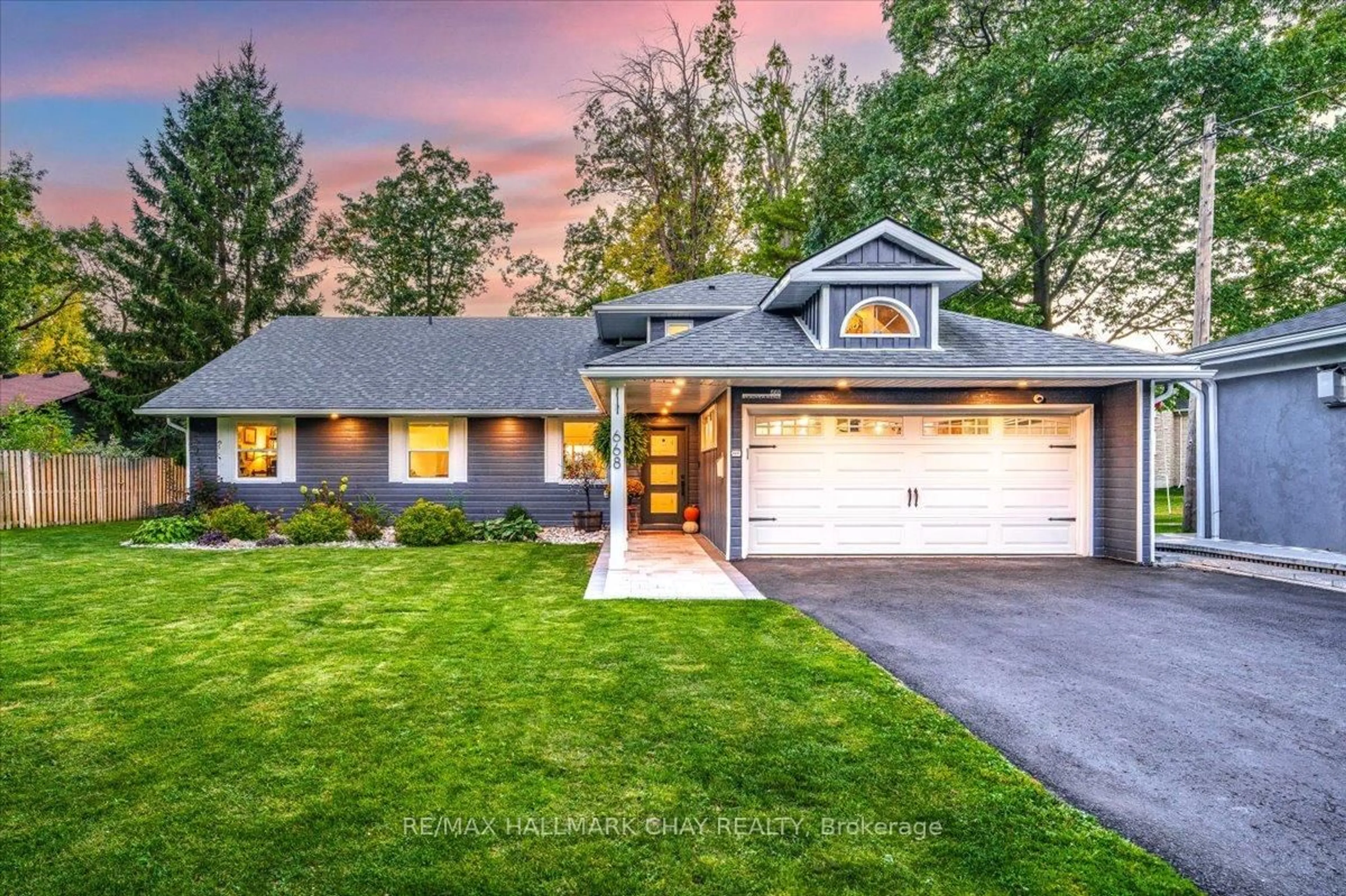 Home with vinyl exterior material, street for 668 Broadview Ave, Orillia Ontario L3V 6P2