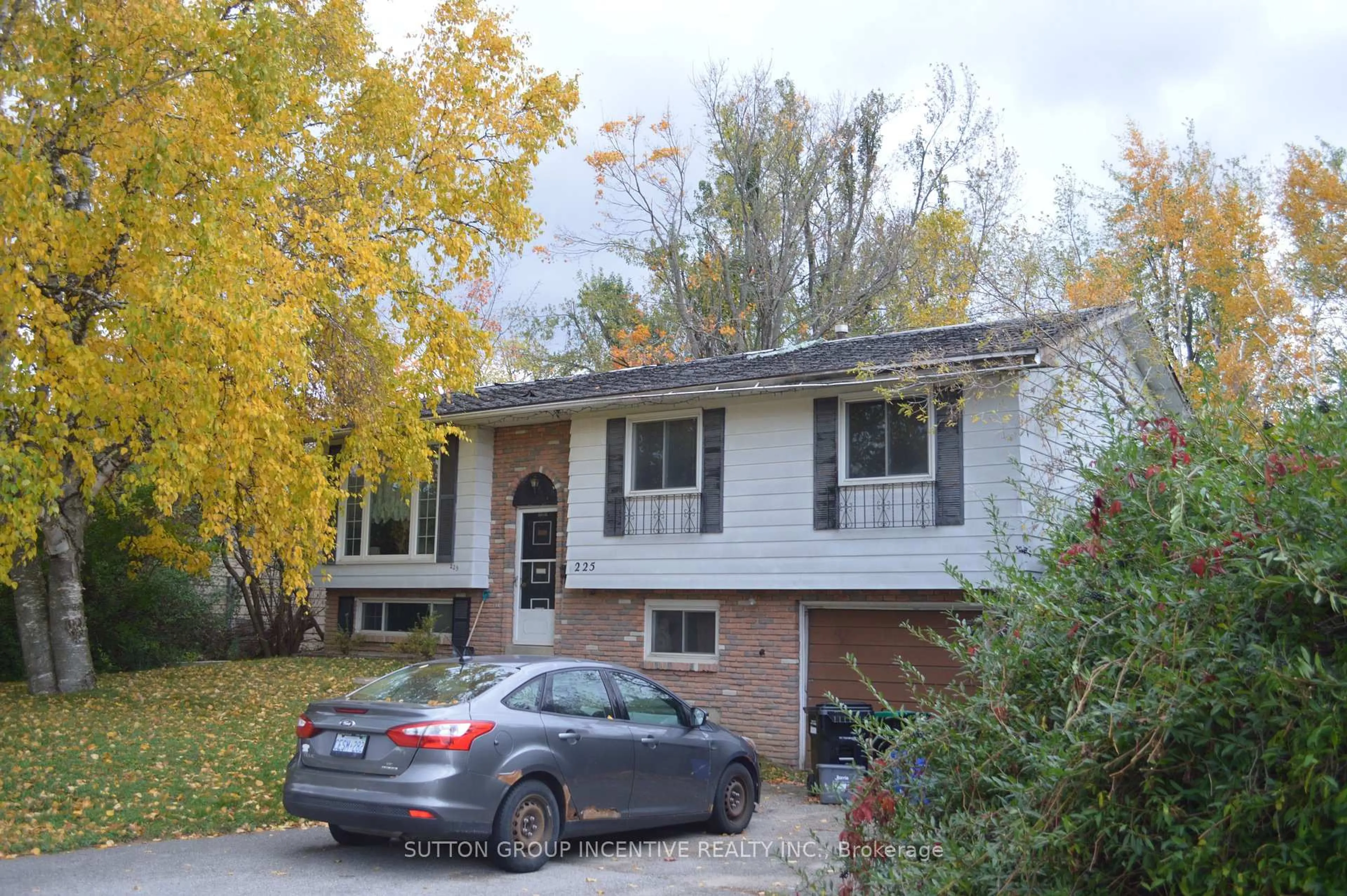Home with vinyl exterior material, street for 225 Pine Dr, Barrie Ontario L4N 4H6