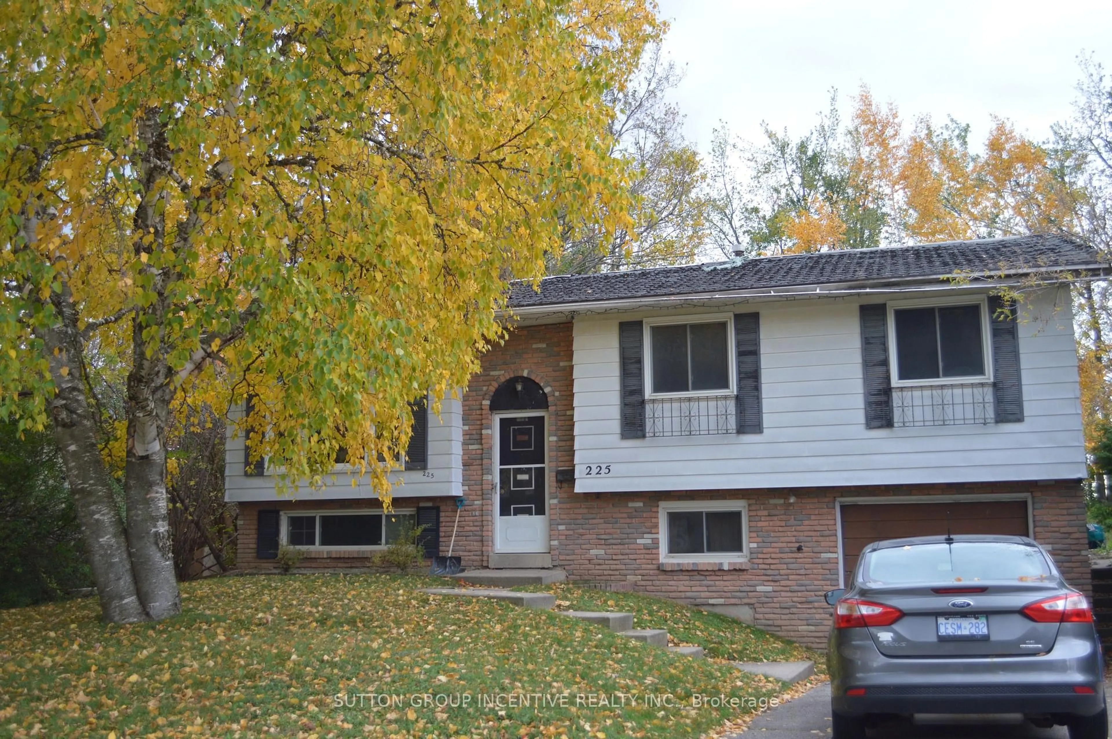 Home with brick exterior material, street for 225 Pine Dr, Barrie Ontario L4N 4H6
