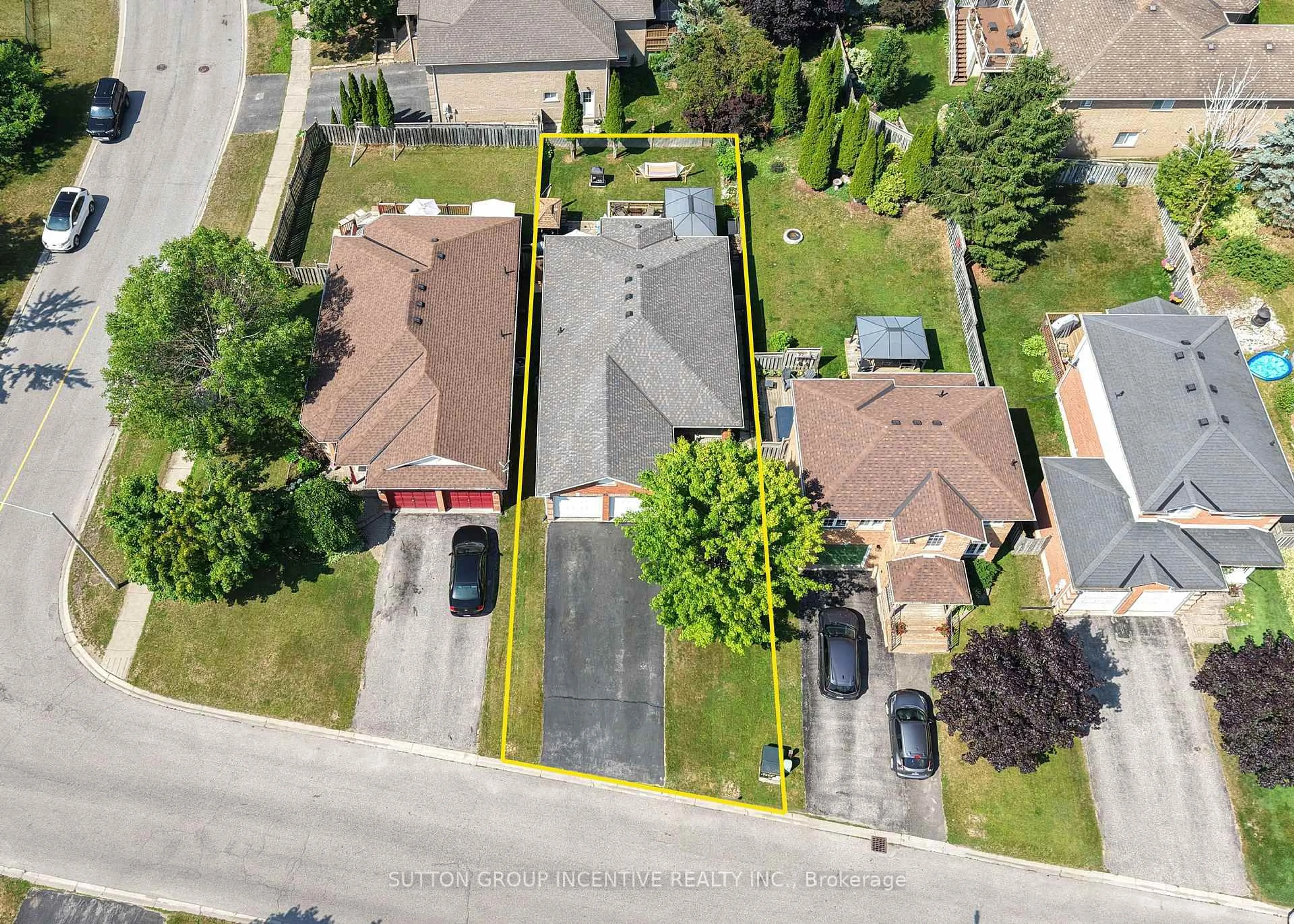 A pic from outside/outdoor area/front of a property/back of a property/a pic from drone, street for 78 Vanessa Dr, Orillia Ontario L3V 7X1