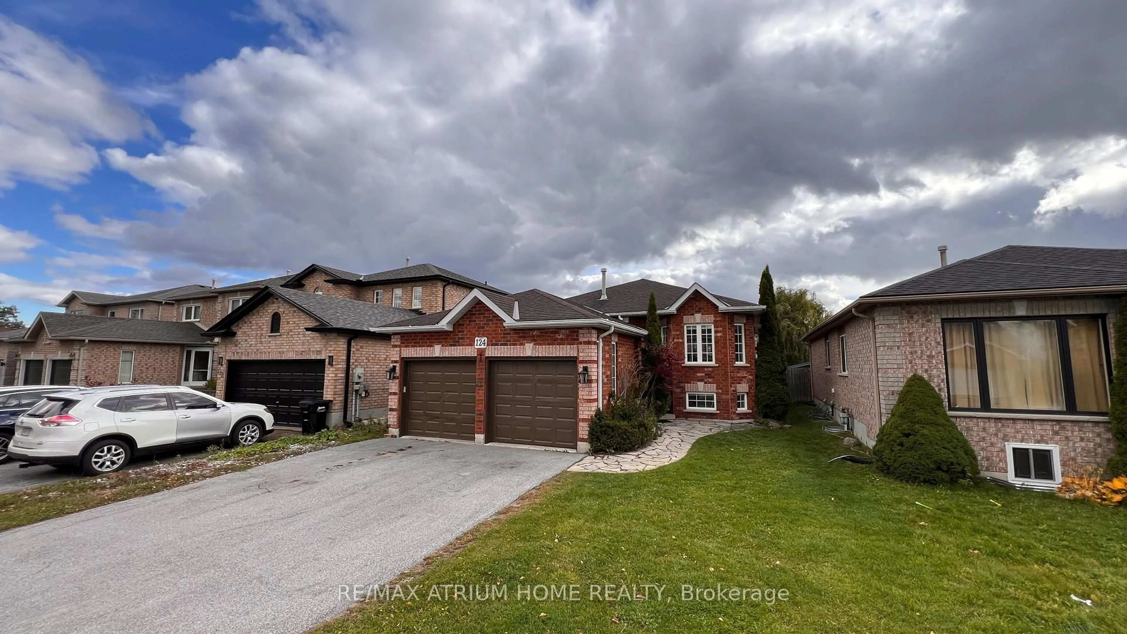 Home with brick exterior material, street for 124 Monique Cres, Barrie Ontario L4M 6Y8