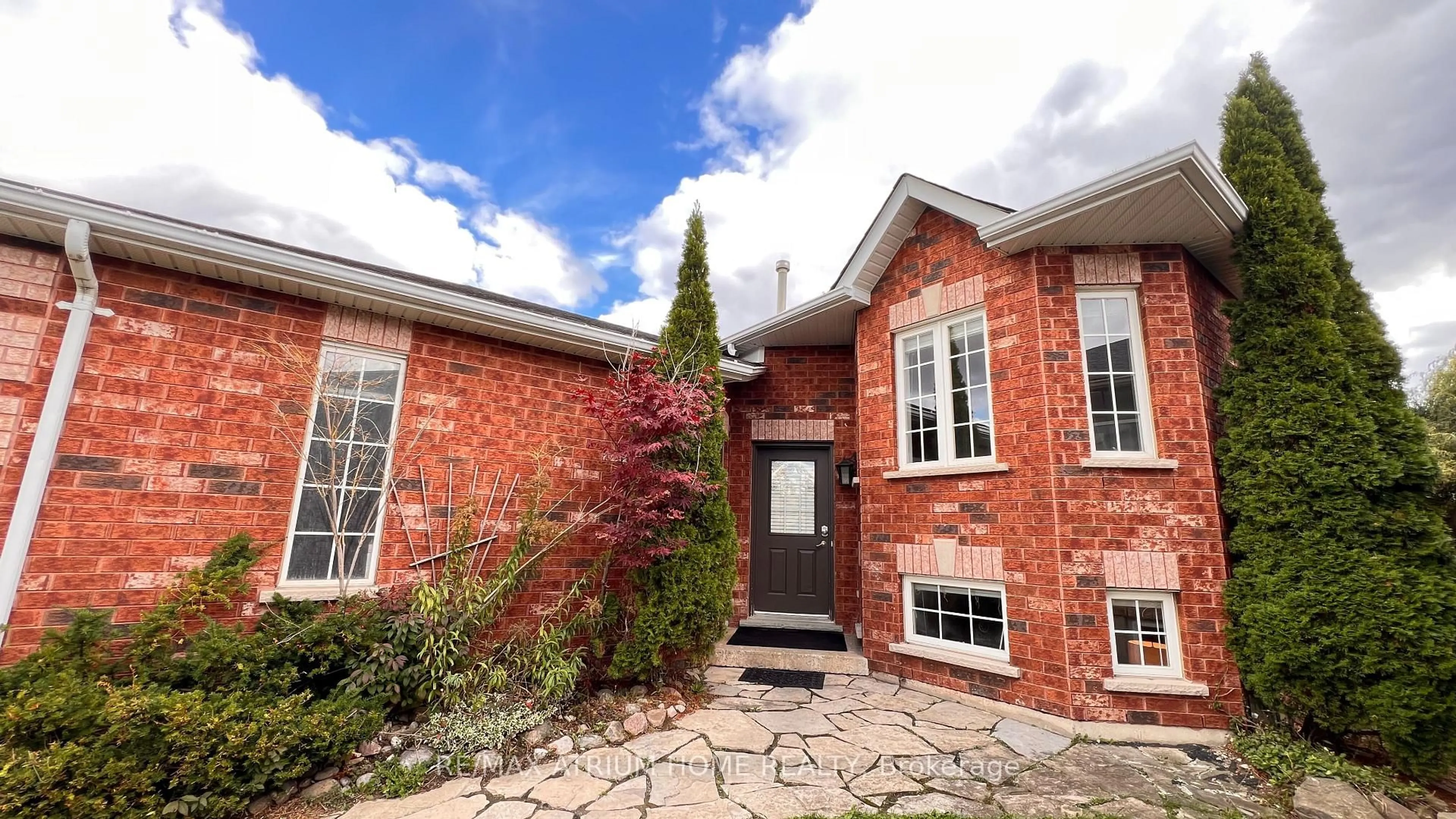 Home with brick exterior material, street for 124 Monique Cres, Barrie Ontario L4M 6Y8
