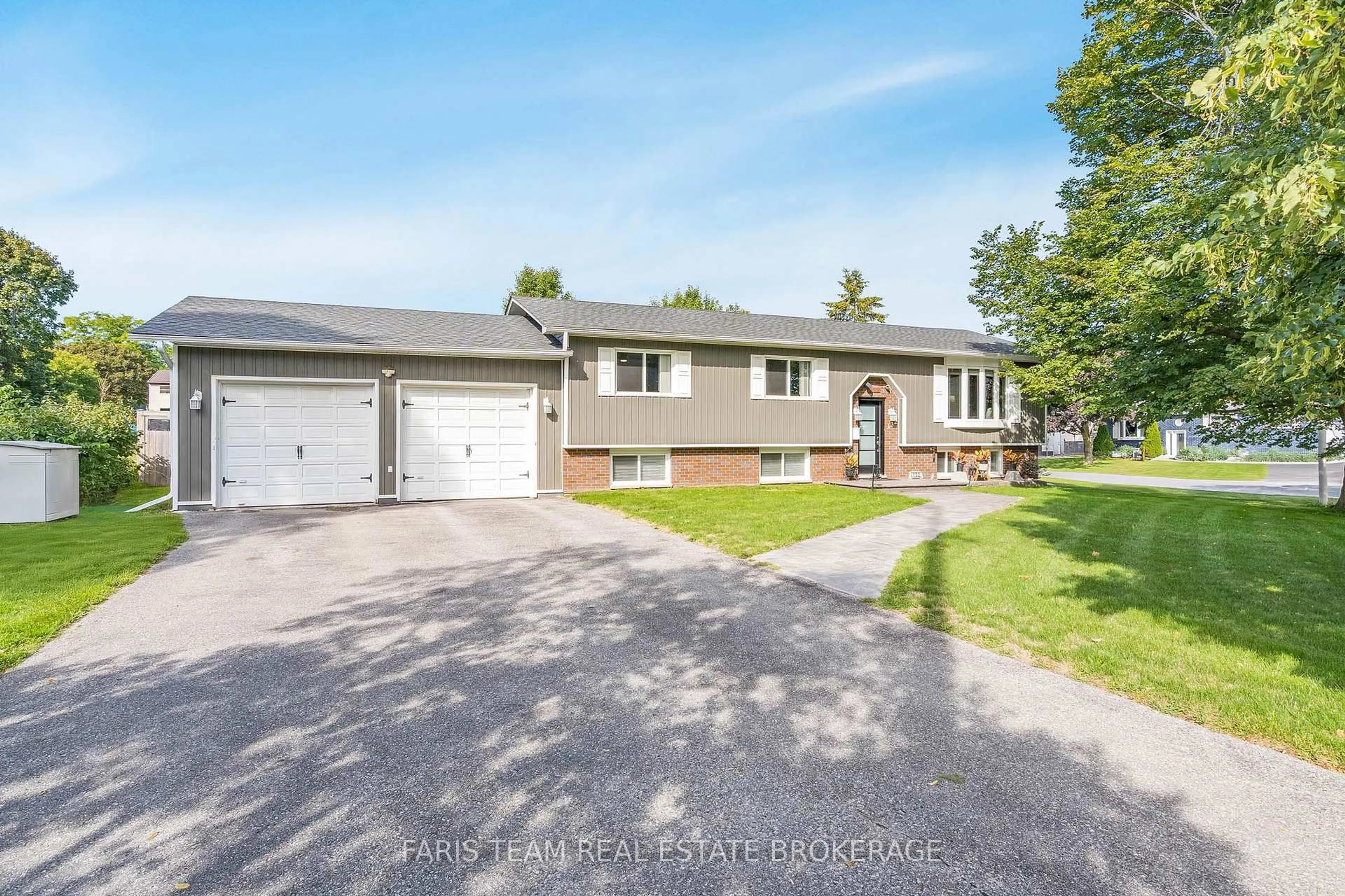 A pic from outside/outdoor area/front of a property/back of a property/a pic from drone, street for 132 Patterson Rd, Barrie Ontario L4N 3W4