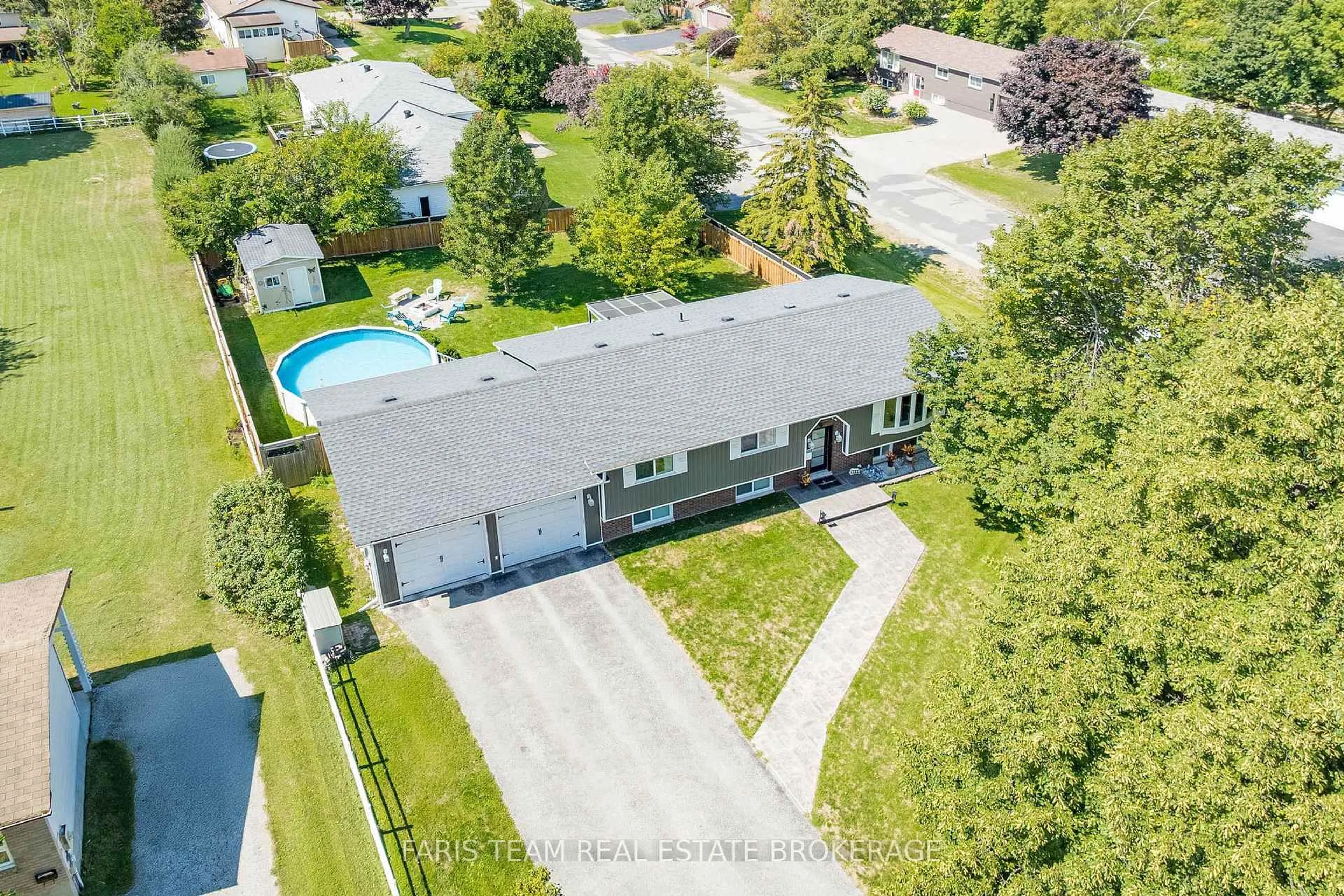A pic from outside/outdoor area/front of a property/back of a property/a pic from drone, street for 132 Patterson Rd, Barrie Ontario L4N 3W4