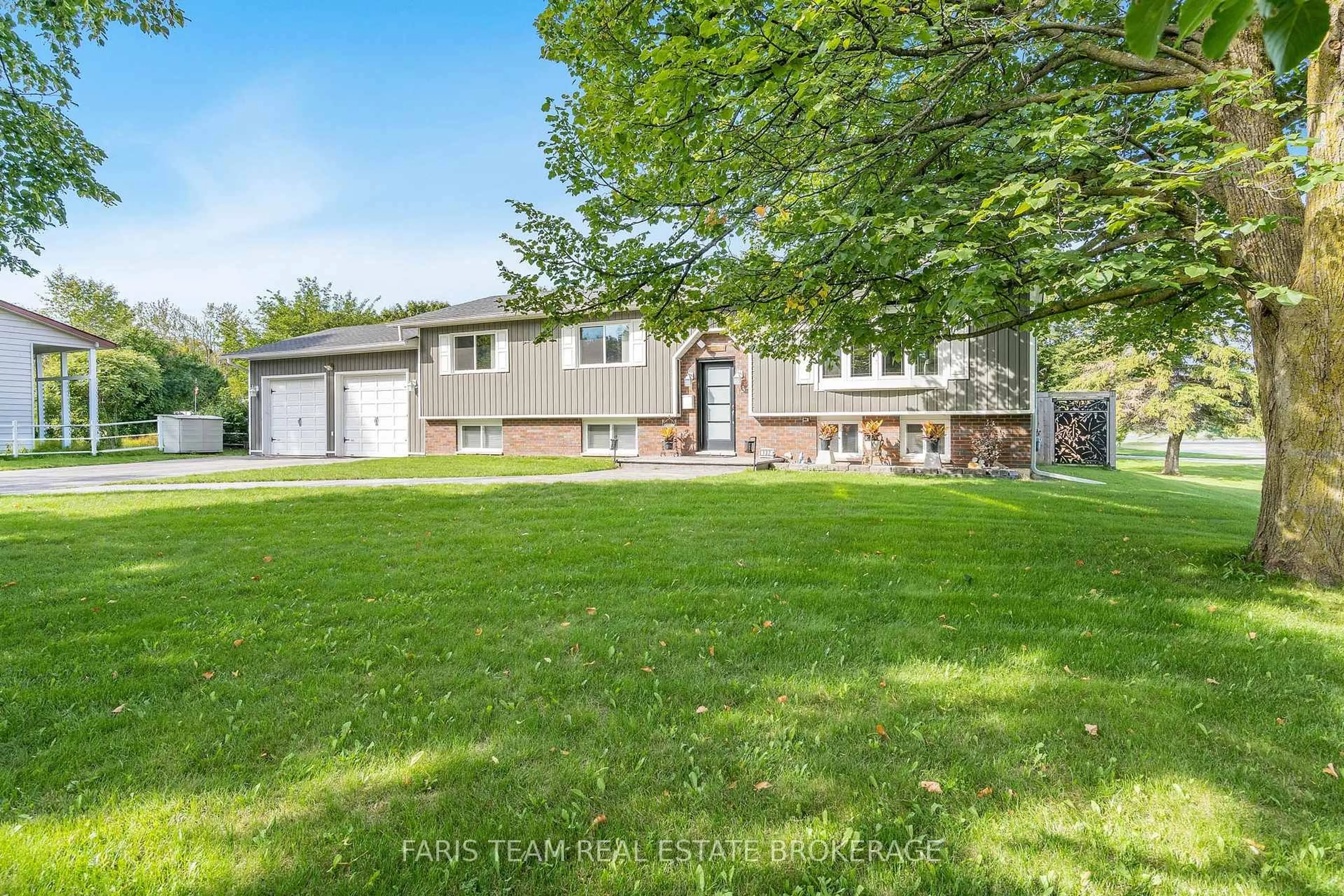 A pic from outside/outdoor area/front of a property/back of a property/a pic from drone, unknown for 132 Patterson Rd, Barrie Ontario L4N 3W4