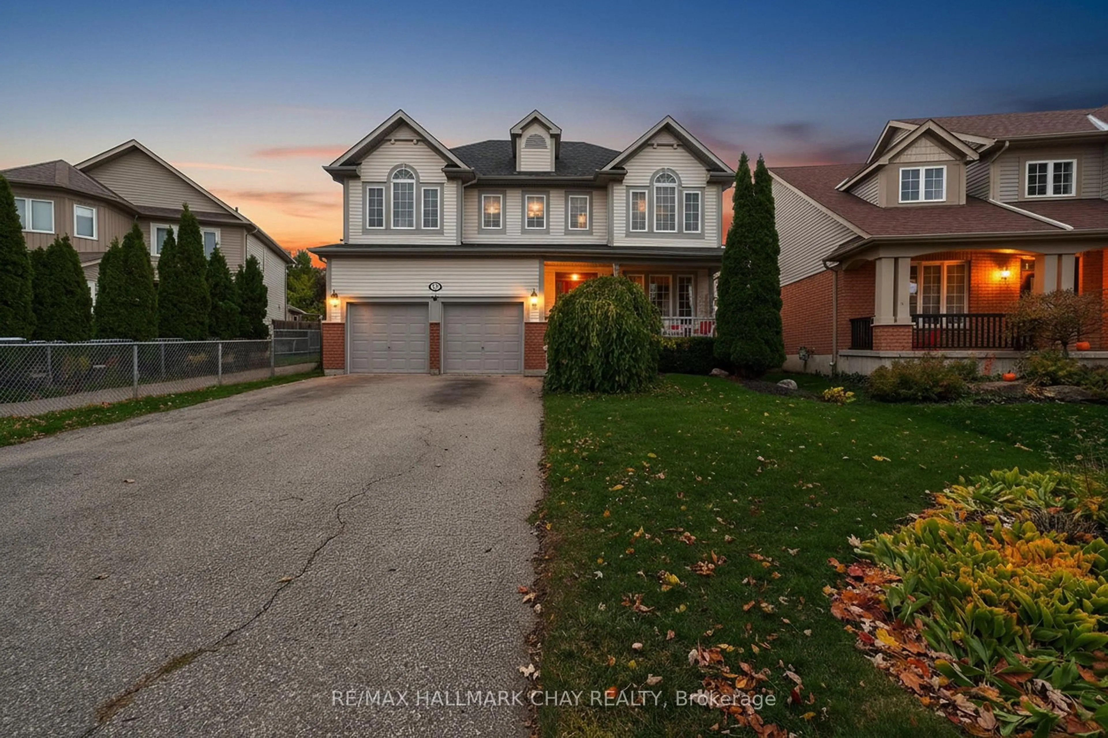 A pic from outside/outdoor area/front of a property/back of a property/a pic from drone, street for 26 Kensington Tr, Barrie Ontario L4N 0K5